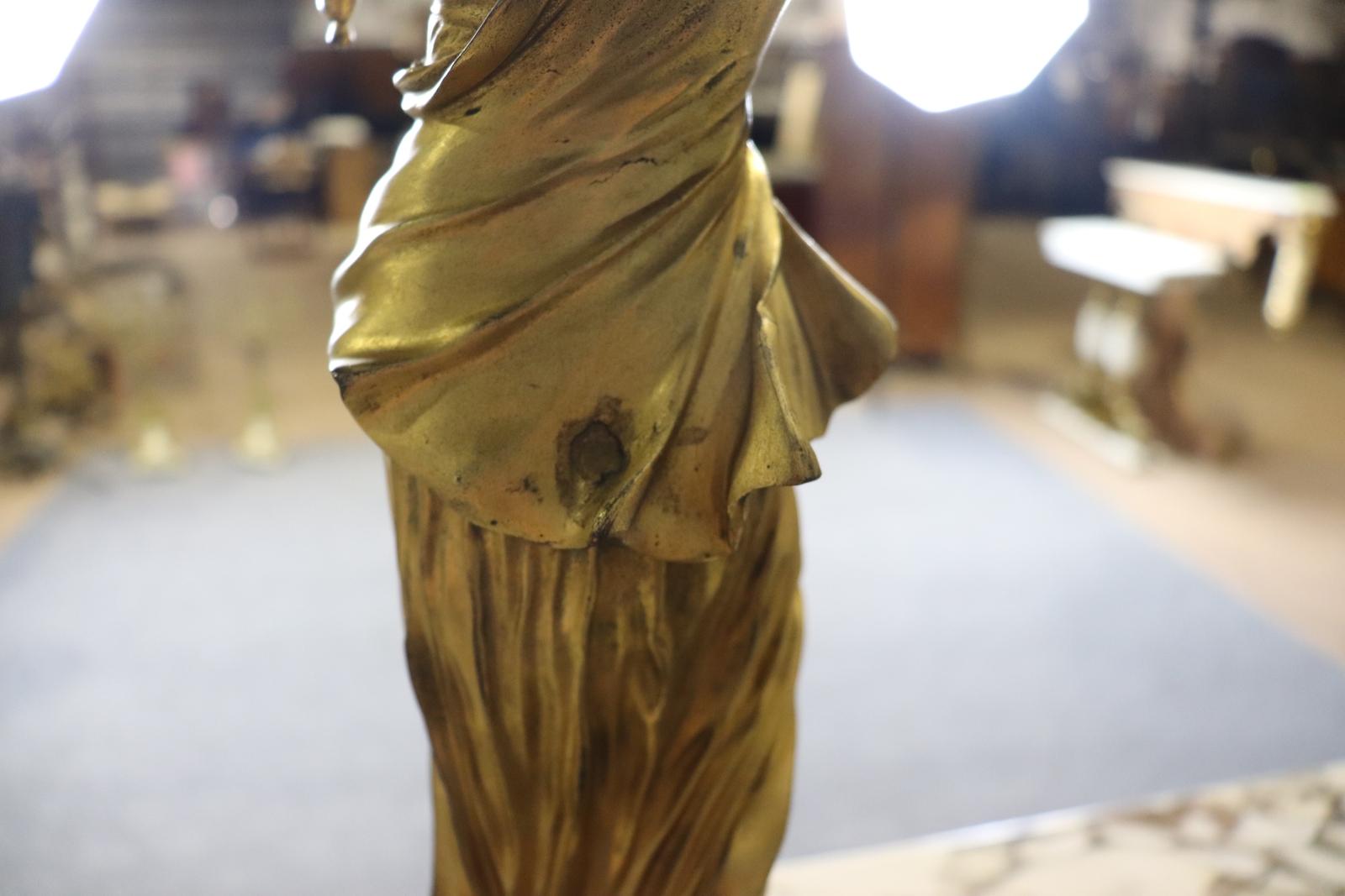 Magnífico Candelabro de Bronce Dorado Francés del Siglo XIX con Figuras de Doncellas en venta 5