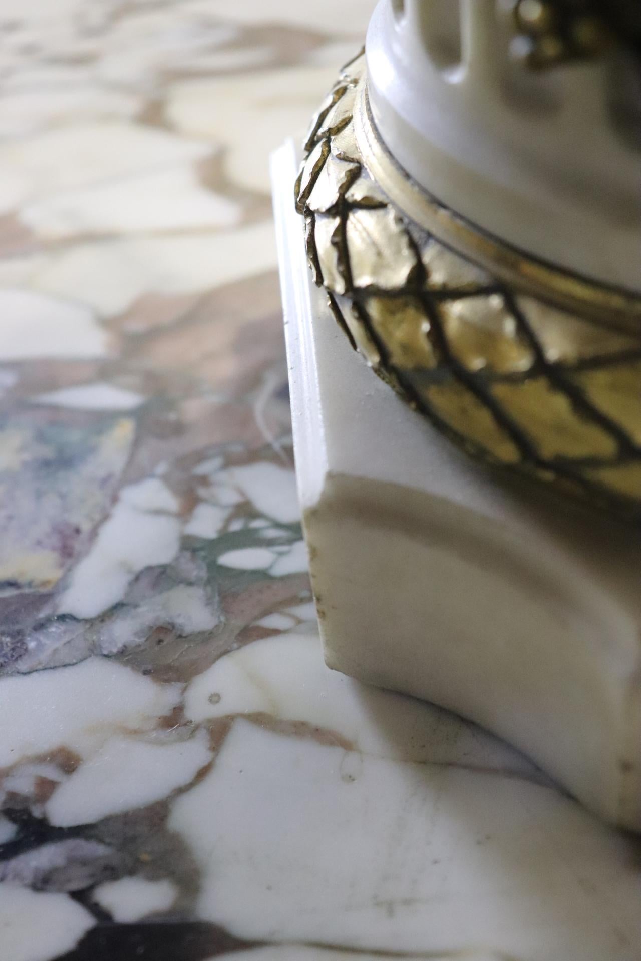 Magnífico Candelabro de Bronce Dorado Francés del Siglo XIX con Figuras de Doncellas en venta 6