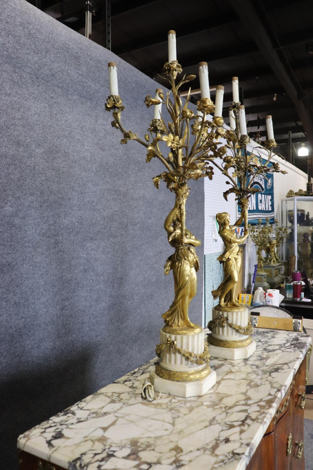 Magnífico Candelabro de Bronce Dorado Francés del Siglo XIX con Figuras de Doncellas en venta 8