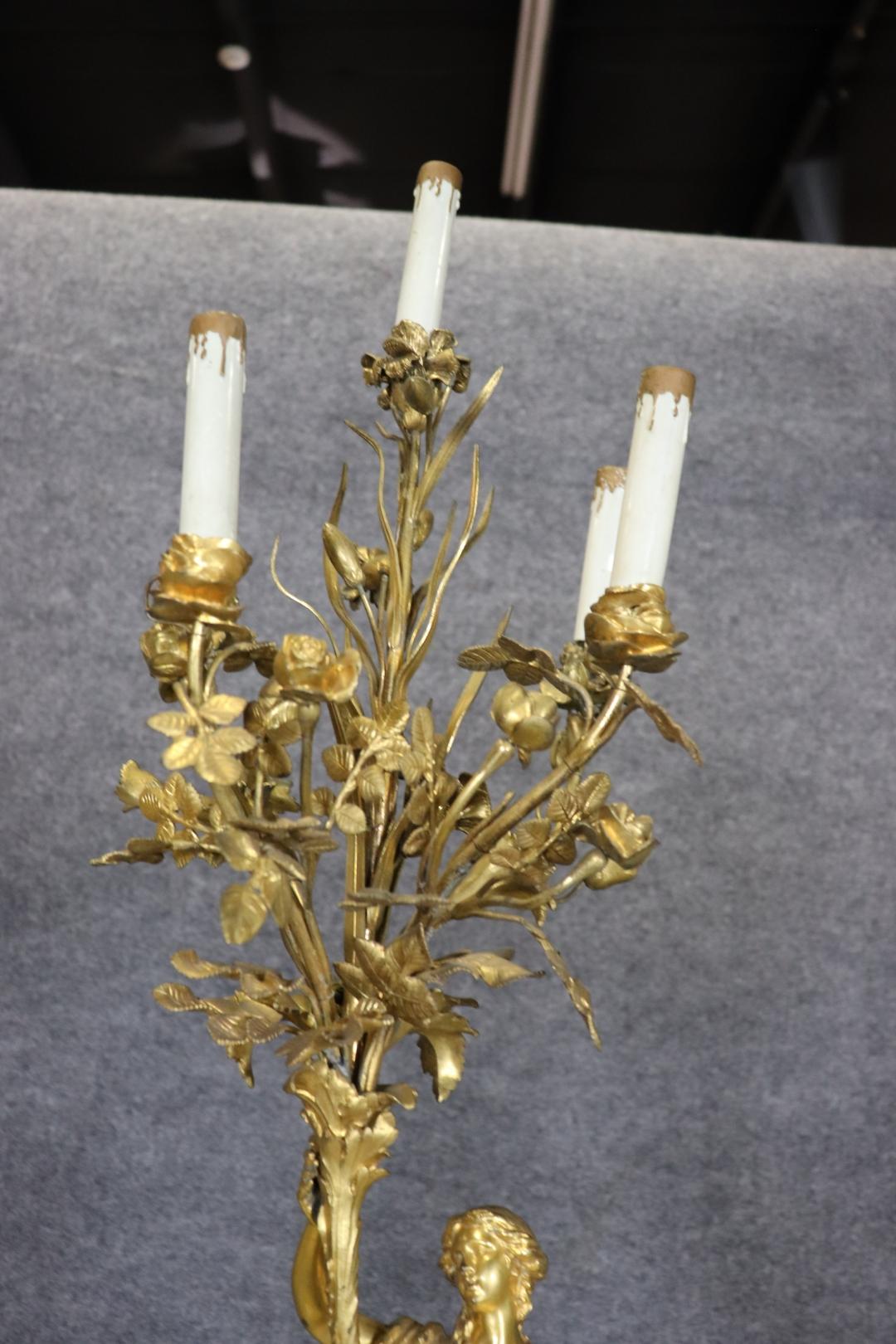 Magnífico Candelabro de Bronce Dorado Francés del Siglo XIX con Figuras de Doncellas en venta 9