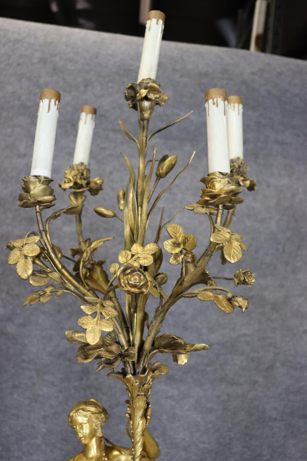 Magnífico Candelabro de Bronce Dorado Francés del Siglo XIX con Figuras de Doncellas en venta 10