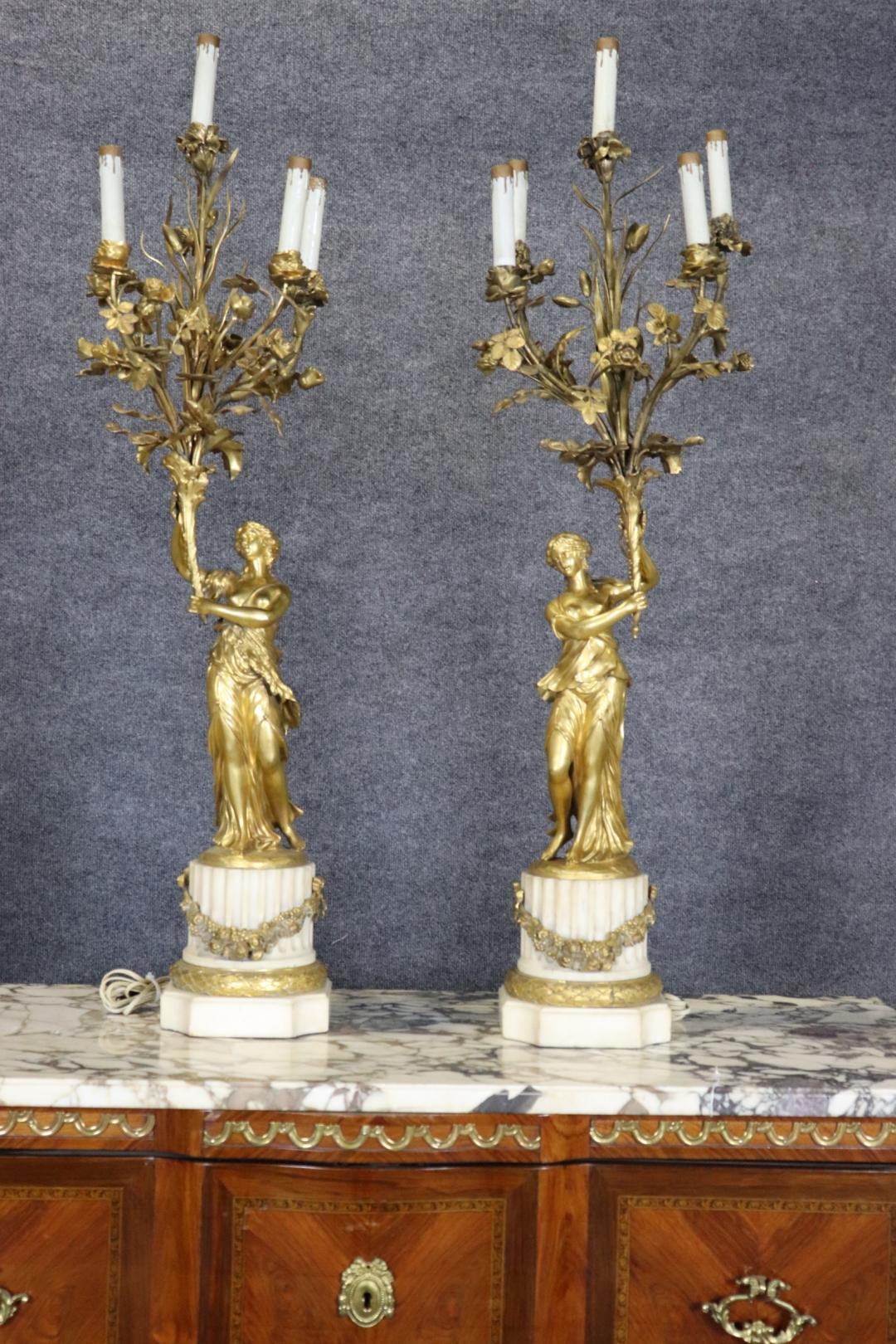 Magnífico Candelabro de Bronce Dorado Francés del Siglo XIX con Figuras de Doncellas Renacimiento neoclásico en venta