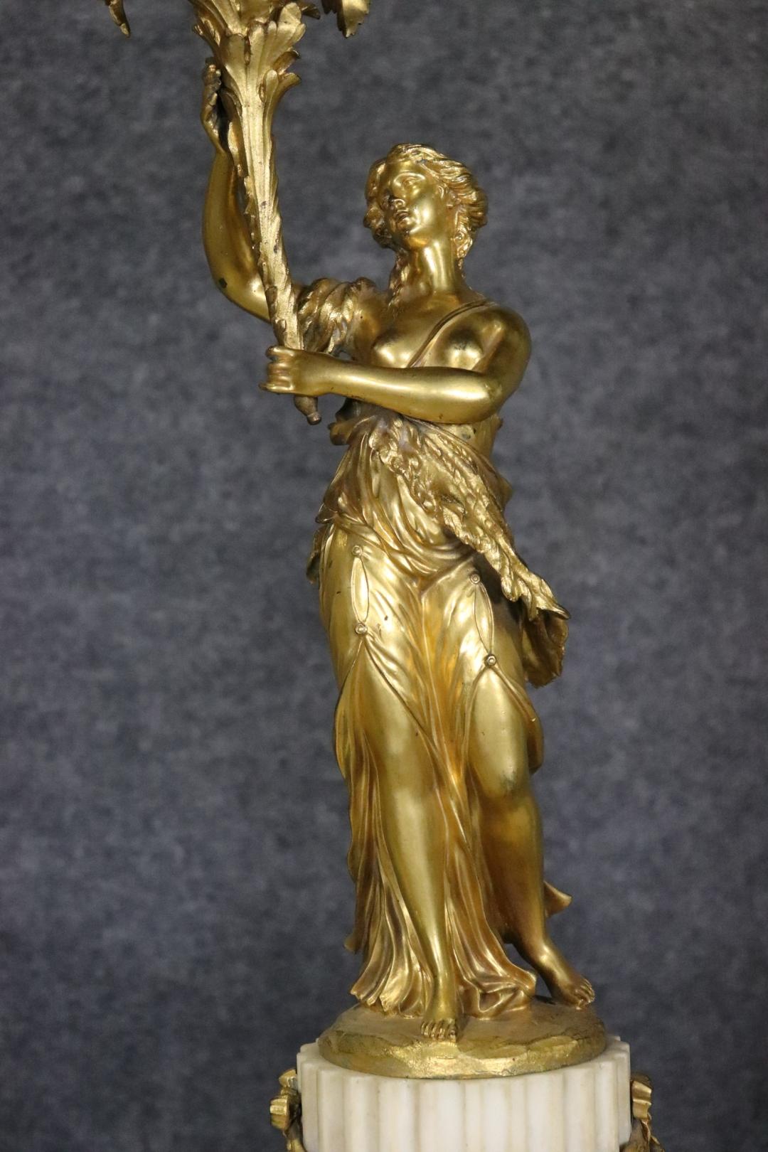 Magnífico Candelabro de Bronce Dorado Francés del Siglo XIX con Figuras de Doncellas en Bueno estado para la venta en Swedesboro, NJ