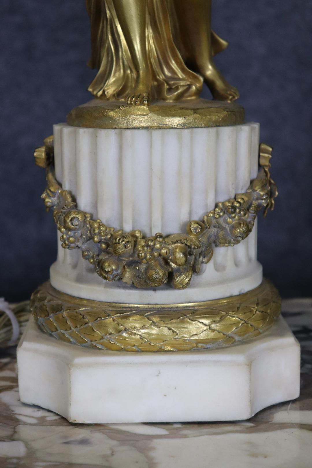 Magnífico Candelabro de Bronce Dorado Francés del Siglo XIX con Figuras de Doncellas Fines del siglo XIX en venta