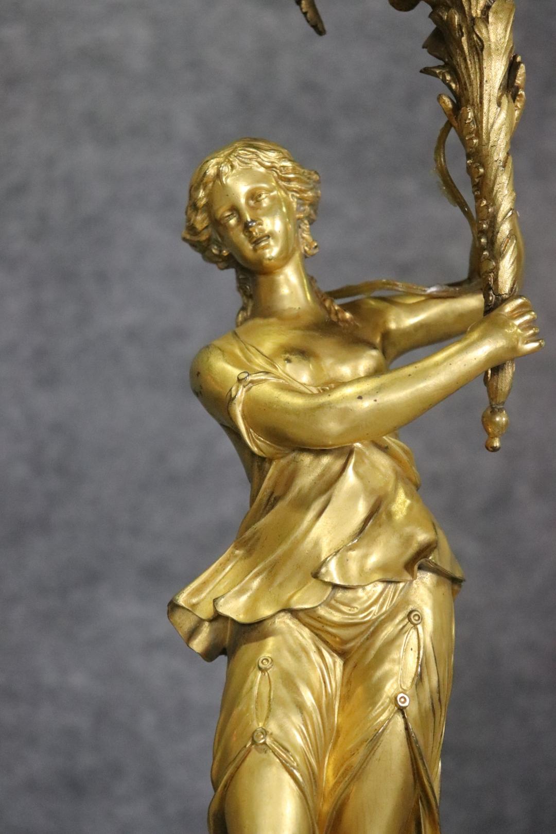 Magnífico Candelabro de Bronce Dorado Francés del Siglo XIX con Figuras de Doncellas en venta 1