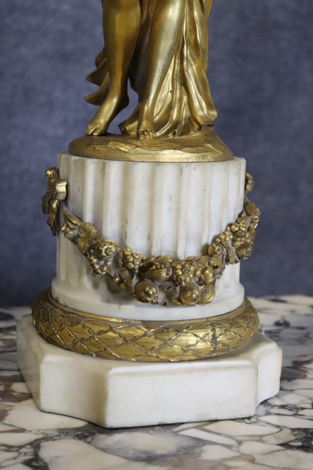 Magnífico Candelabro de Bronce Dorado Francés del Siglo XIX con Figuras de Doncellas en venta 2