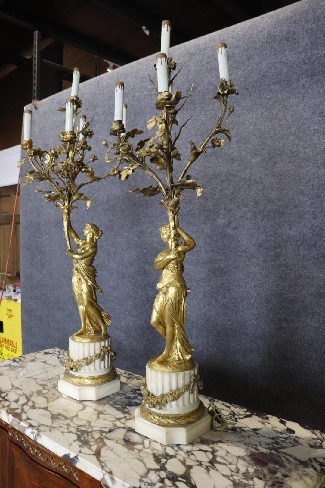 Magnífico Candelabro de Bronce Dorado Francés del Siglo XIX con Figuras de Doncellas en venta 3