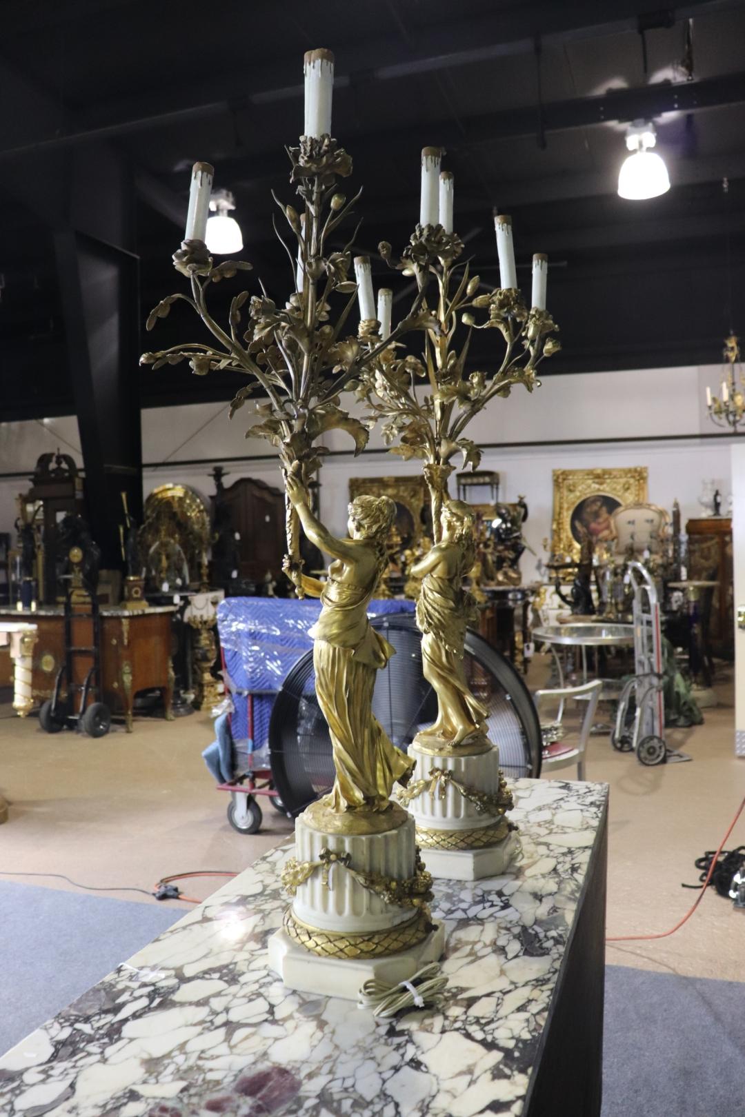 Magnífico Candelabro de Bronce Dorado Francés del Siglo XIX con Figuras de Doncellas en venta 4