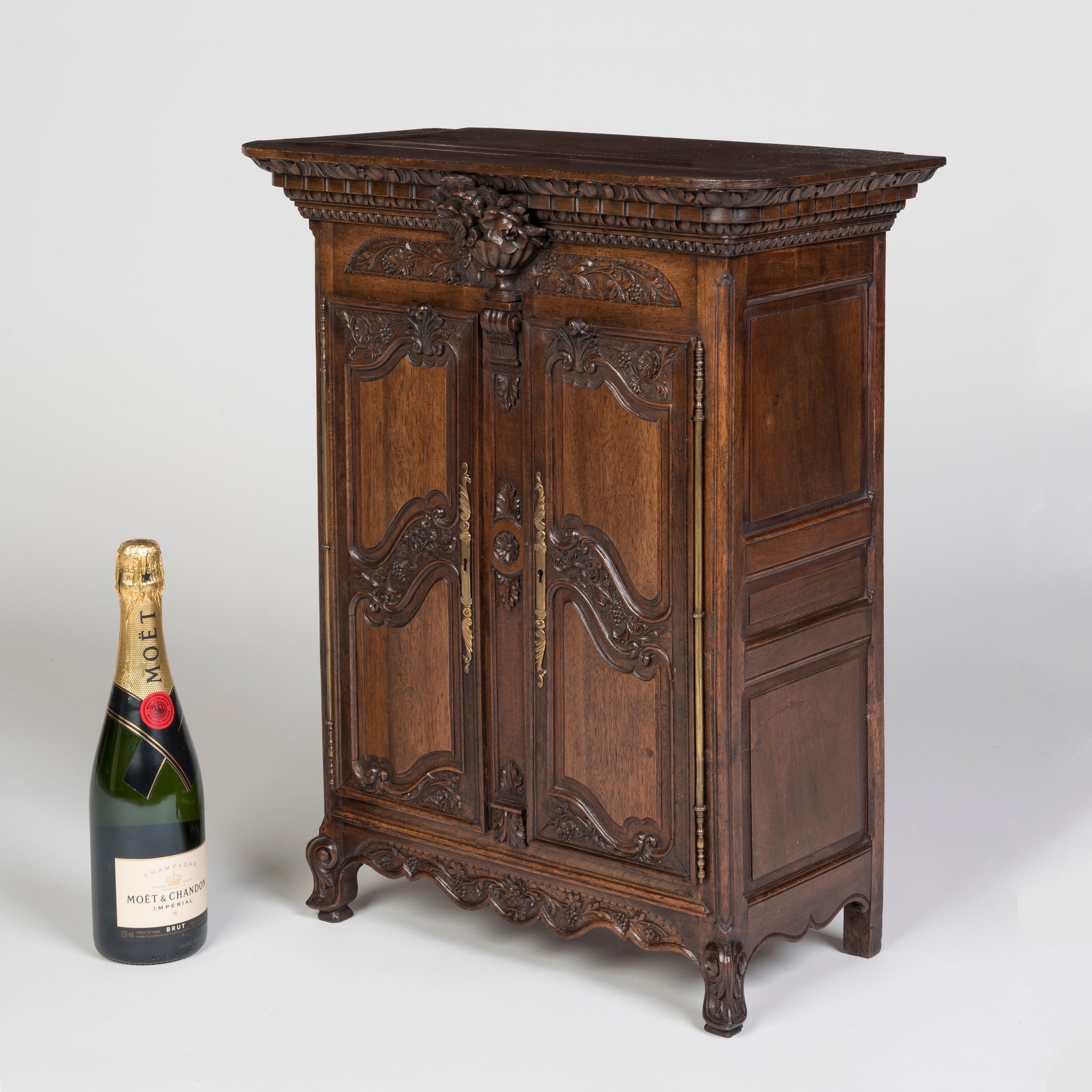Francese Superbo armadio in miniatura in noce francese del XIX secolo con ferramenta in ottone in vendita