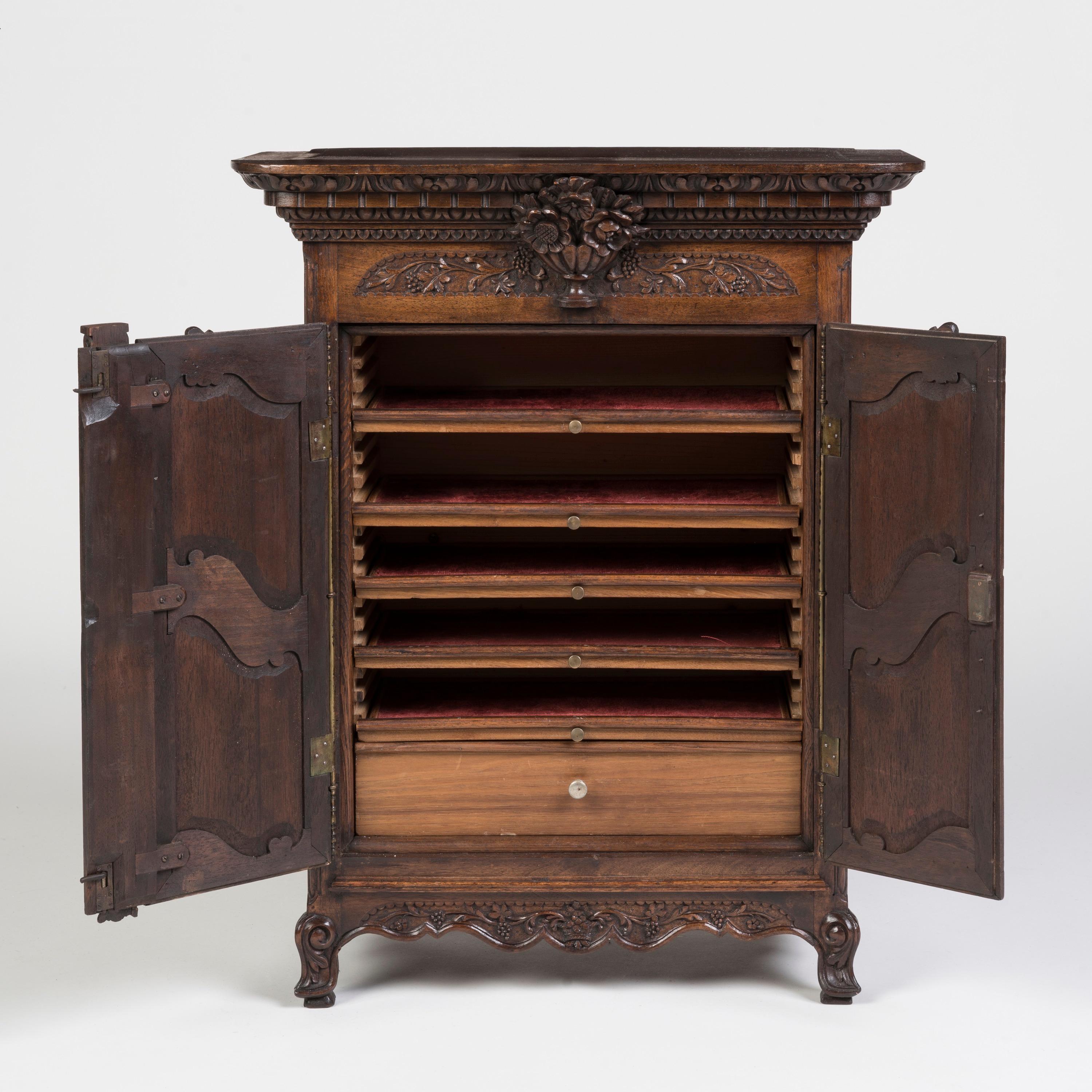 Ottone Superbo armadio in miniatura in noce francese del XIX secolo con ferramenta in ottone in vendita