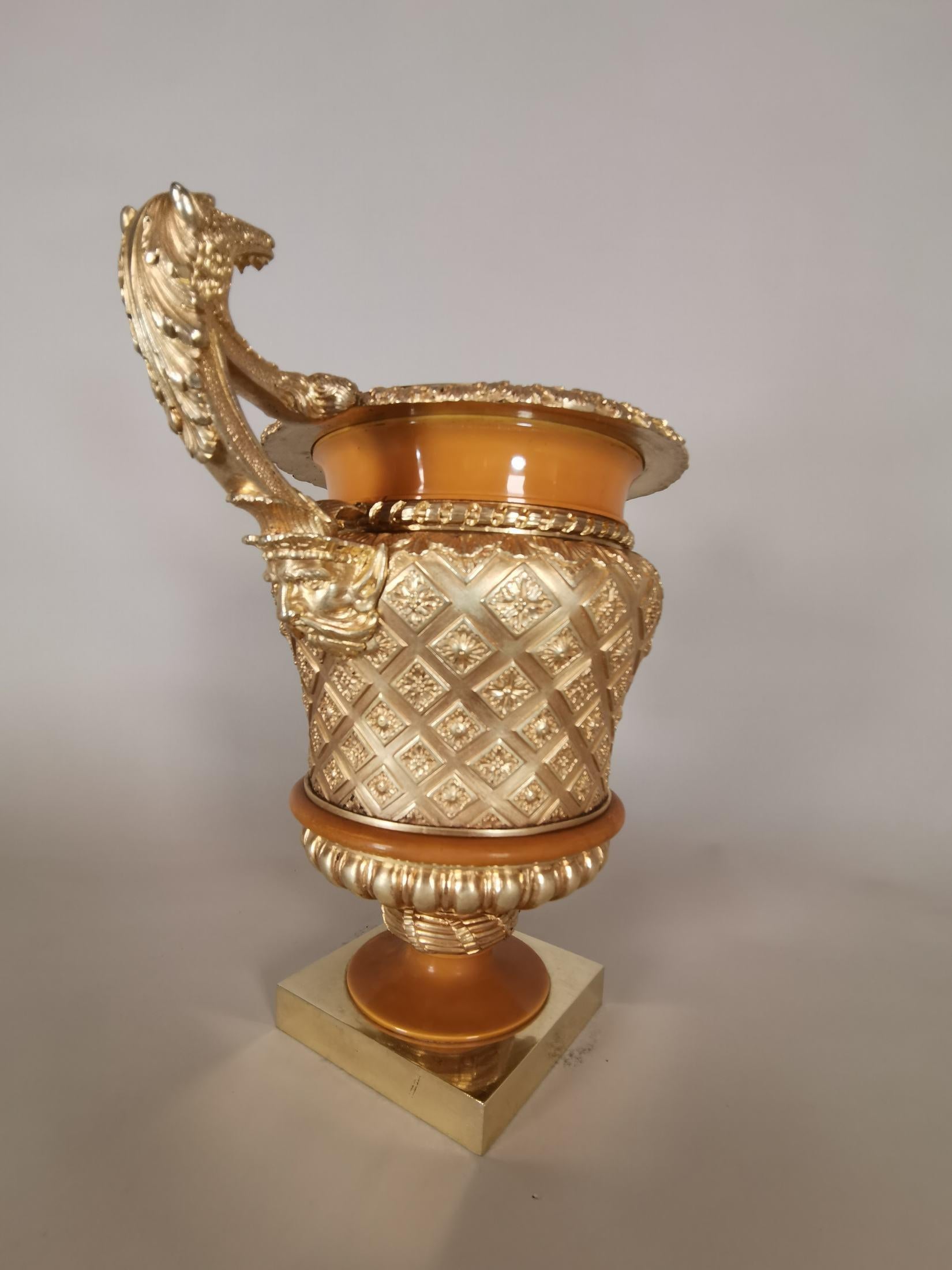 Superb 19th Century Golden Bronze Vase Made in Gild Bronze For Sale 4