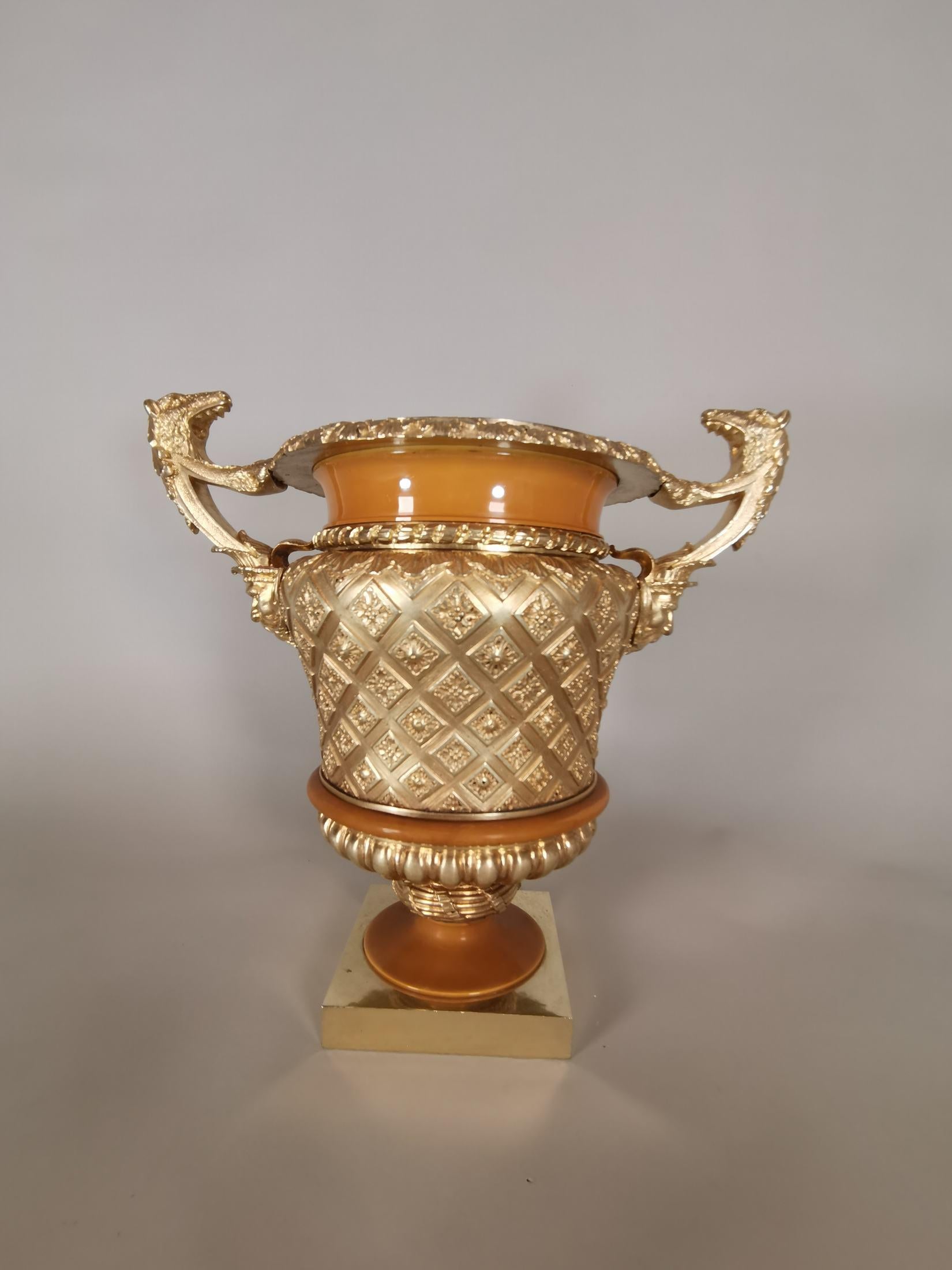 Fait main Superbe vase en bronze doré du 19ème siècle fabriqué en bronze doré en vente