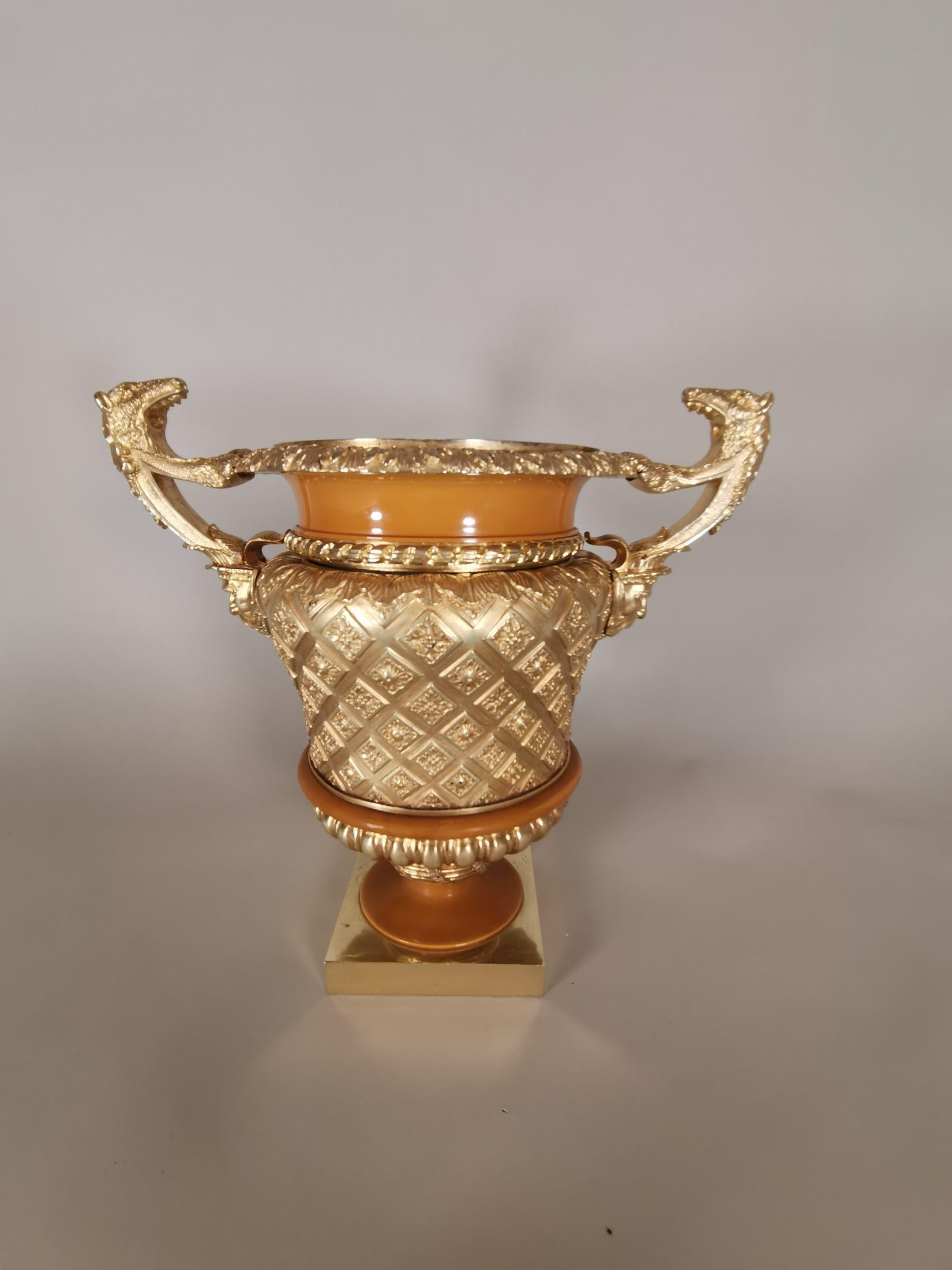 Superb 19th Century Golden Bronze Vase Made in Gild Bronze In Good Condition For Sale In Madrid, ES