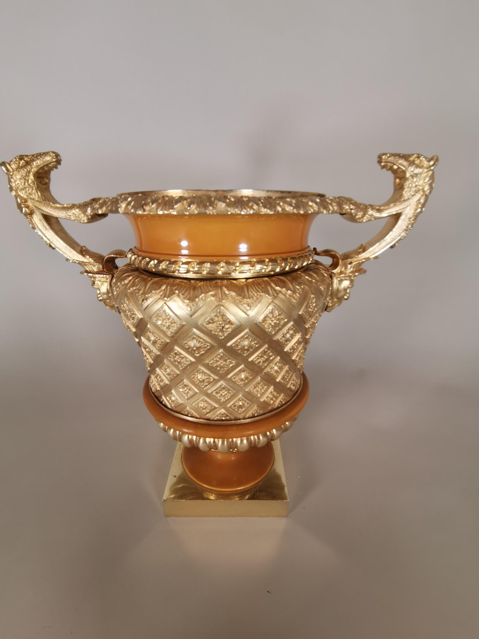 Superb 19th Century Golden Bronze Vase Made in Gild Bronze For Sale 2