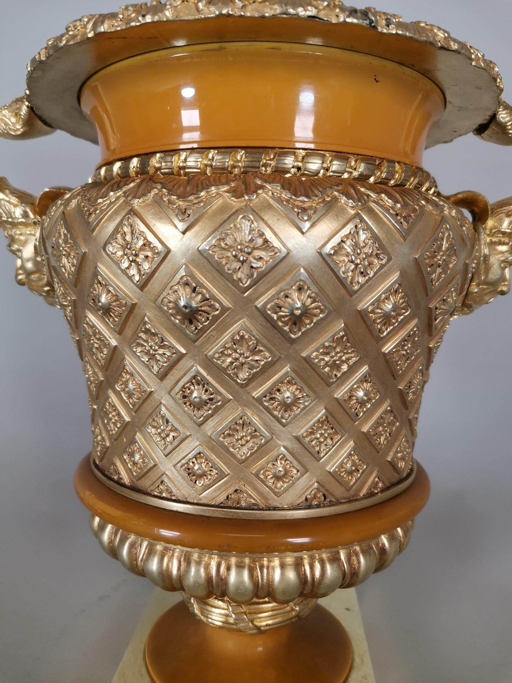 Superb 19th Century Golden Bronze Vase Made in Gild Bronze For Sale 3