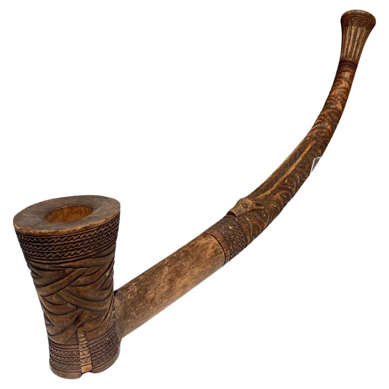 Magnífica pipa Kuba del siglo XIX RD del Congo
Gente : Kuba
País : RD del Congo, río Sankuru
Principios del siglo XX
Madera 
Longitud : 51 cm

Esta pipa de tabaco, elaboradamente tallada y ornamentada, no era sólo un utensilio funcional para fumar,
