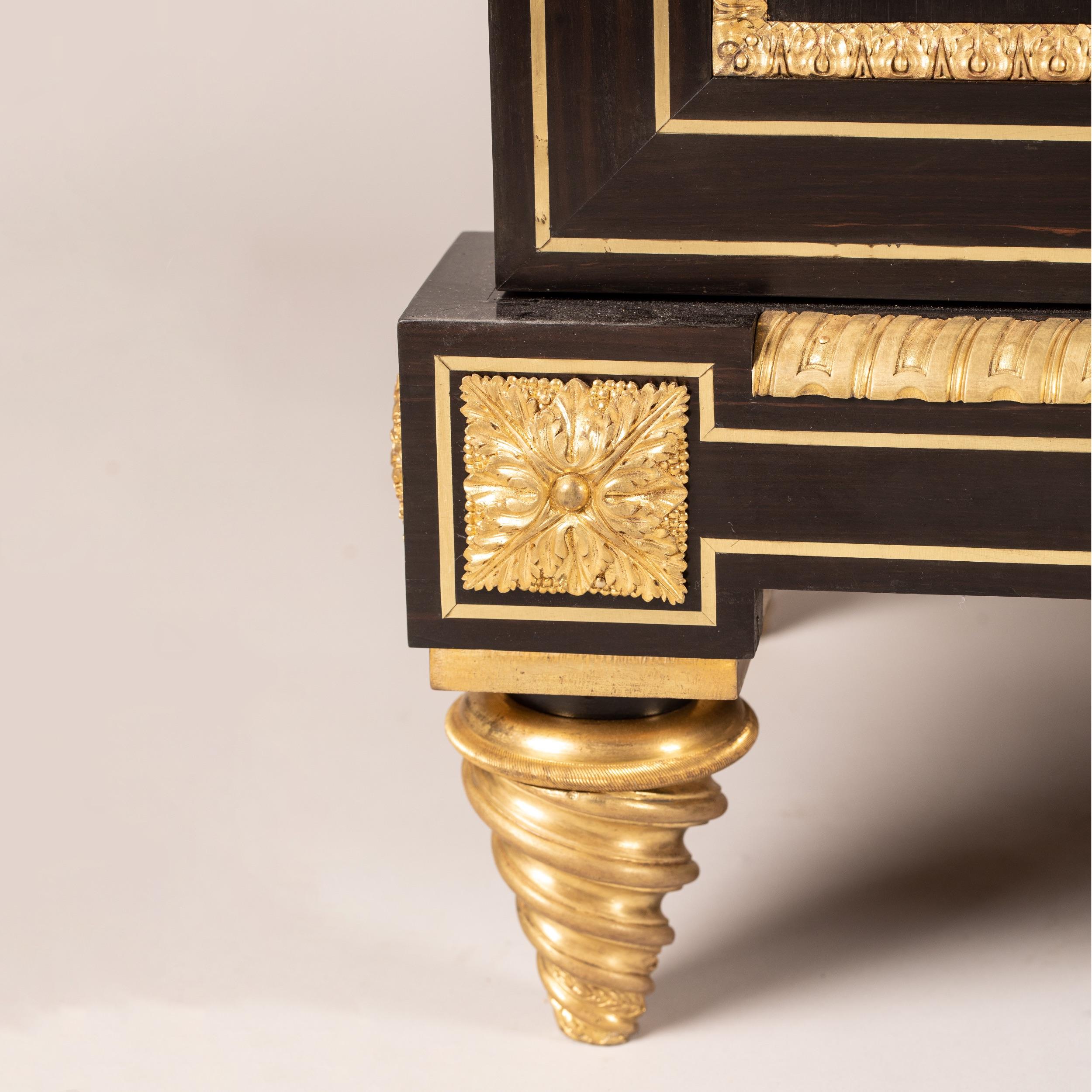 Superbe cabinet en marqueterie du 19ème siècle de style Louis XIV en vente 3