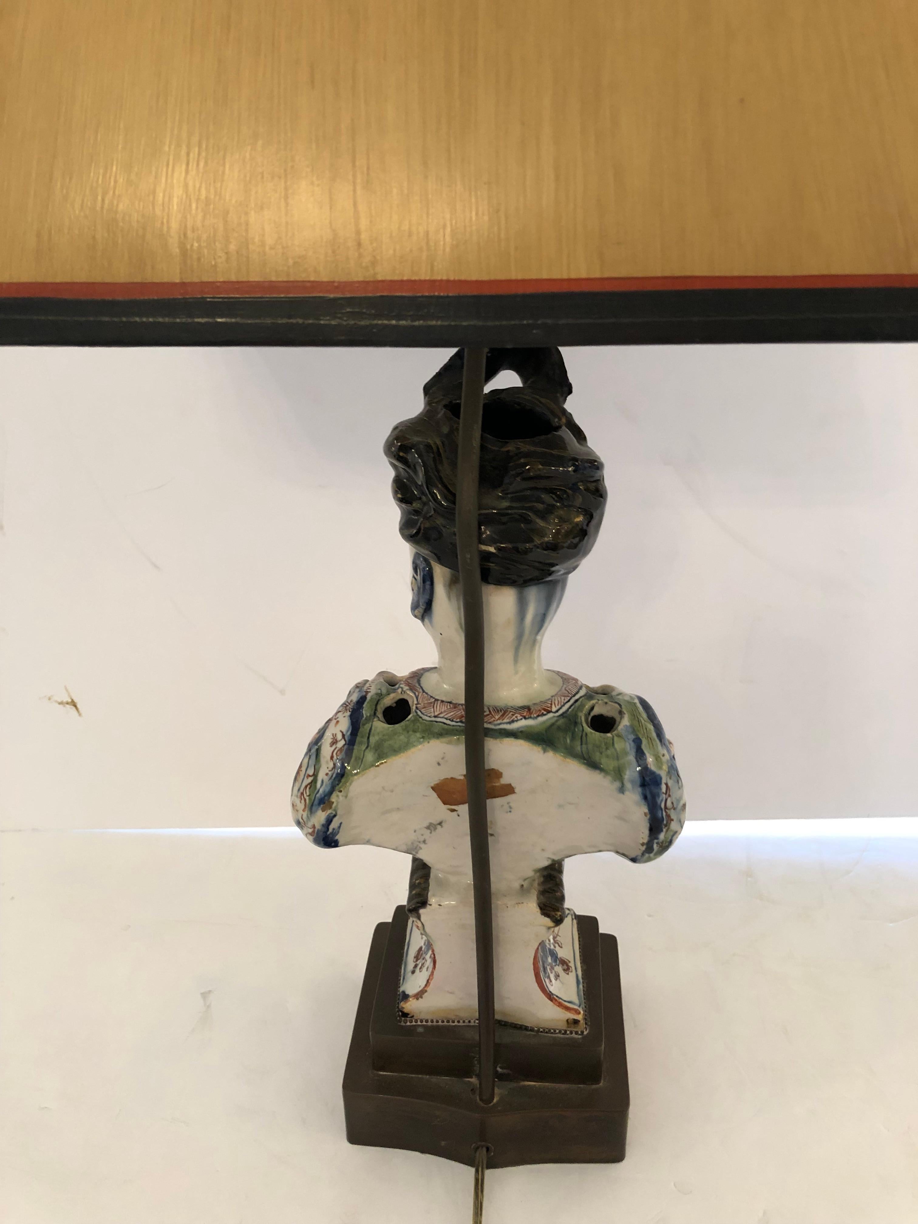 XIXe siècle Superbe lampe sculpturale en faïence du 19ème siècle représentant un soldat français en vente