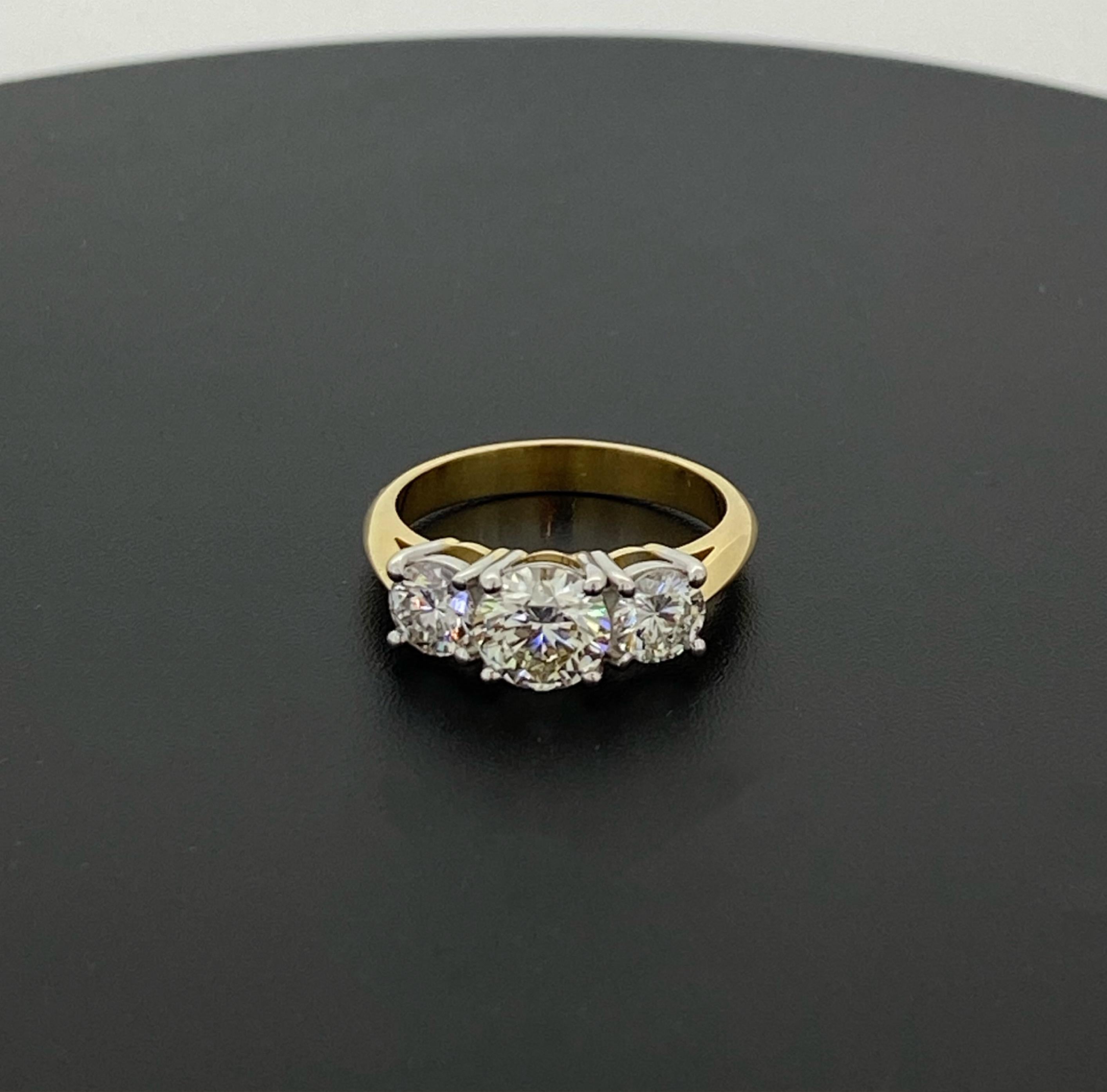 Modern Superb 2.05ct 3-Stone Diamond Ring in 18K Gold. Center stone: 1.05ct, Ideal Cut. For Sale