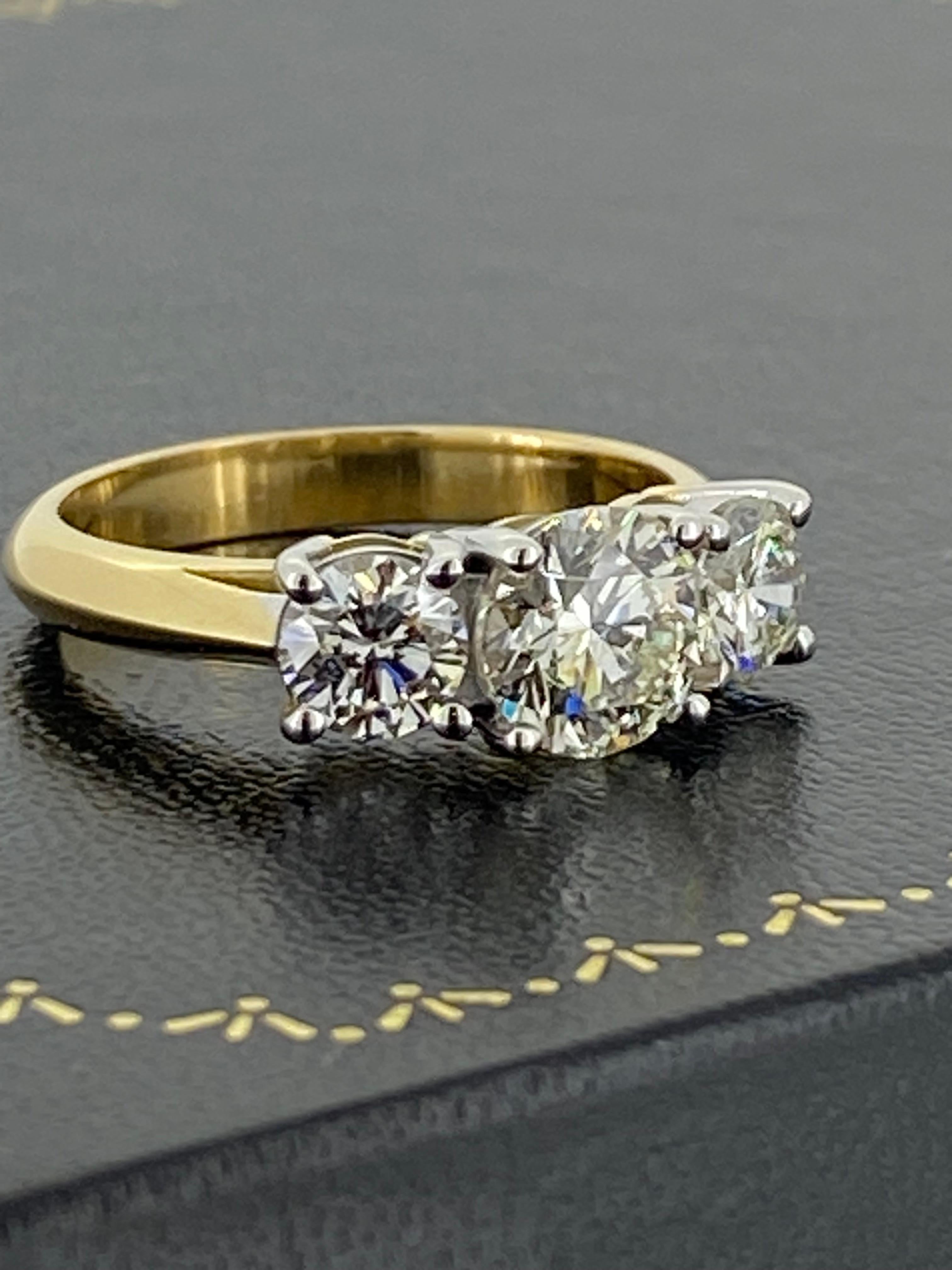 Superb 2.05ct 3-Stone Diamond Ring in 18K Gold. Center stone: 1.05ct, Ideal Cut. For Sale 1