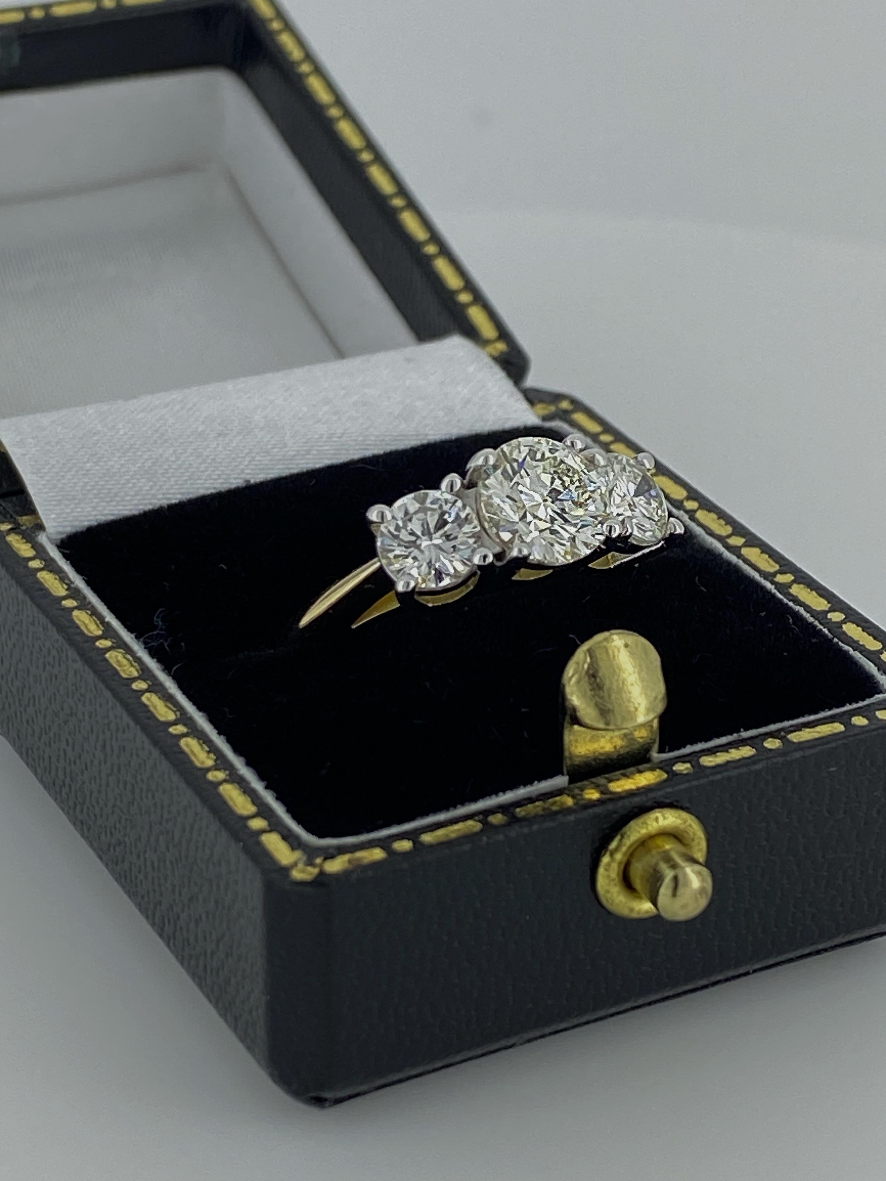 Round Cut Superb 2.05ct 3-Stone Diamond Ring in 18K Gold. Center stone: 1.05ct, Ideal Cut. For Sale