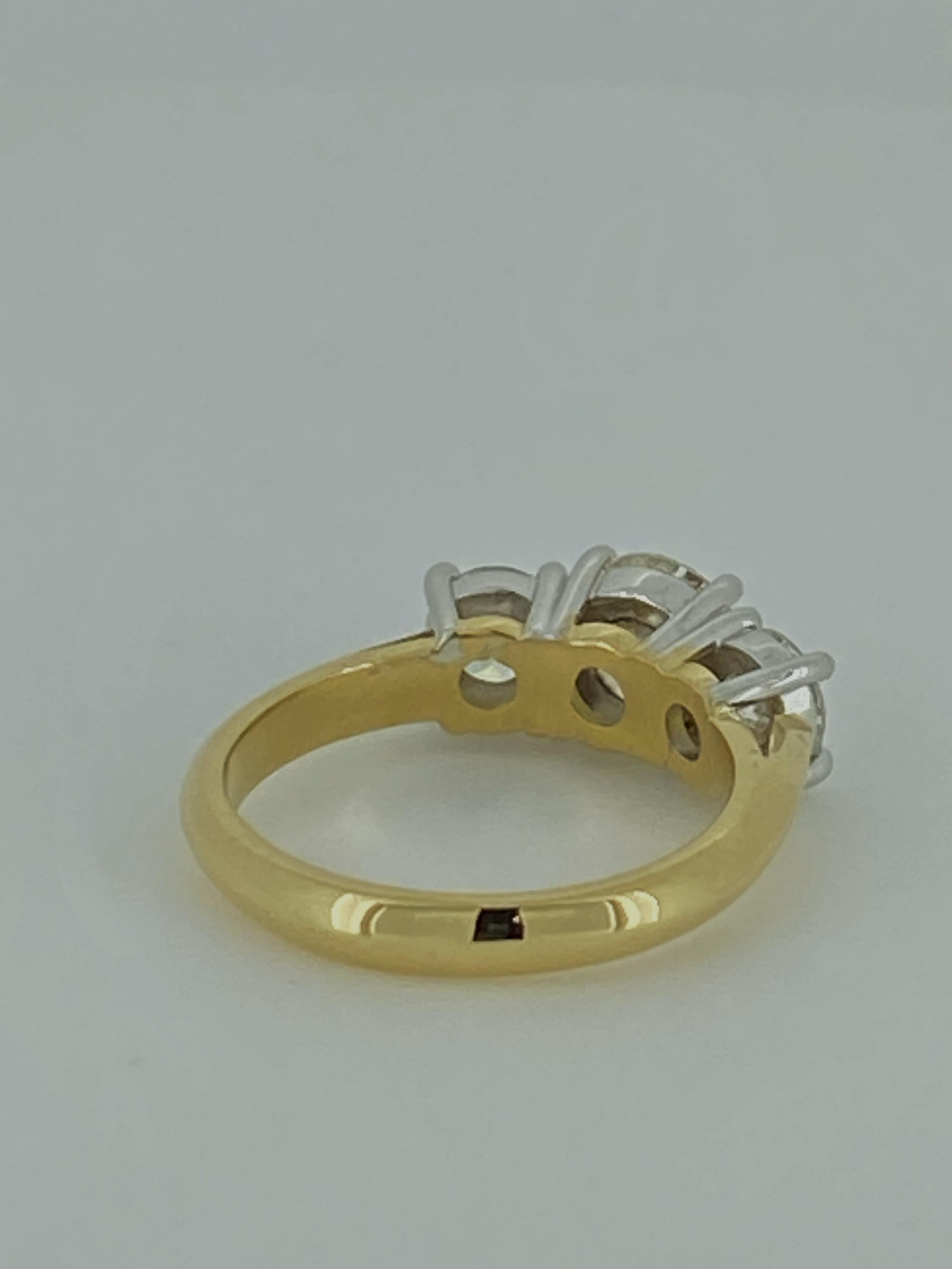 Superb 2.05ct 3-Stone Diamond Ring in 18K Gold. Center stone: 1.05ct, Ideal Cut. For Sale 3