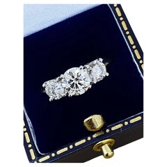 Espléndido Anillo de Diamantes de 3 Piedras de 2,05 ct en Oro de 18 quilates. Piedra central: 1,05 ct, talla ideal.