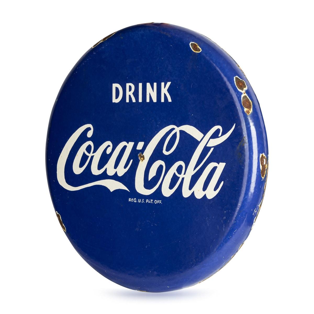 Ein prächtiges blaues Emaille-Werbeschild für Coca-Cola aus der Mitte des 20.

CONDIT
In sehr gutem Zustand - altersbedingte Abnutzung. Bitte beachten Sie die Fotos. 

GRÖSSE
Durchmesser: 47 cm // 18.50 in
Tiefe: 4 cm // 1.57 in

