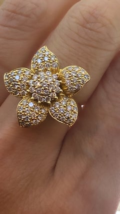 Superbe bague en forme de fleur en or jaune 18 carats sertie de 2,20 carats de diamants sertis en pavé