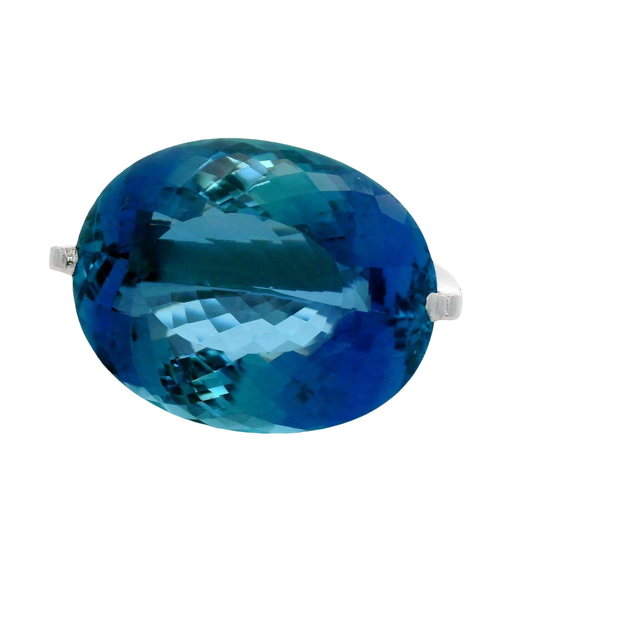 Ein exquisiter Aquamarin mit 27,20 Karat im Ovalschliff steht im Mittelpunkt dieses eleganten Solitärrings. Der fesselnde blaue Farbton des Steins ist sowohl lebhaft als auch ruhig und macht ihn zu einem herausragenden Stück. Bis heute ist es der