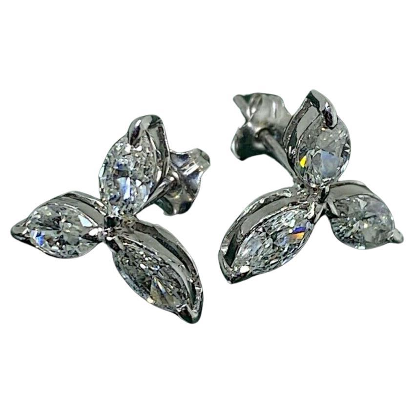 Erinnert ein wenig an den Tiffany-Stil, 
dieses Paar ist als 3-Blüten-Blatt-Blume gestaltet,
die Reinheit, Schönheit und Genesung symbolisiert 

~~

Jedes Set mit 3 funkelnden Superdiamanten 
von Farbe G, Klarheit VS/SI 
der begehrten Marquise-Form,