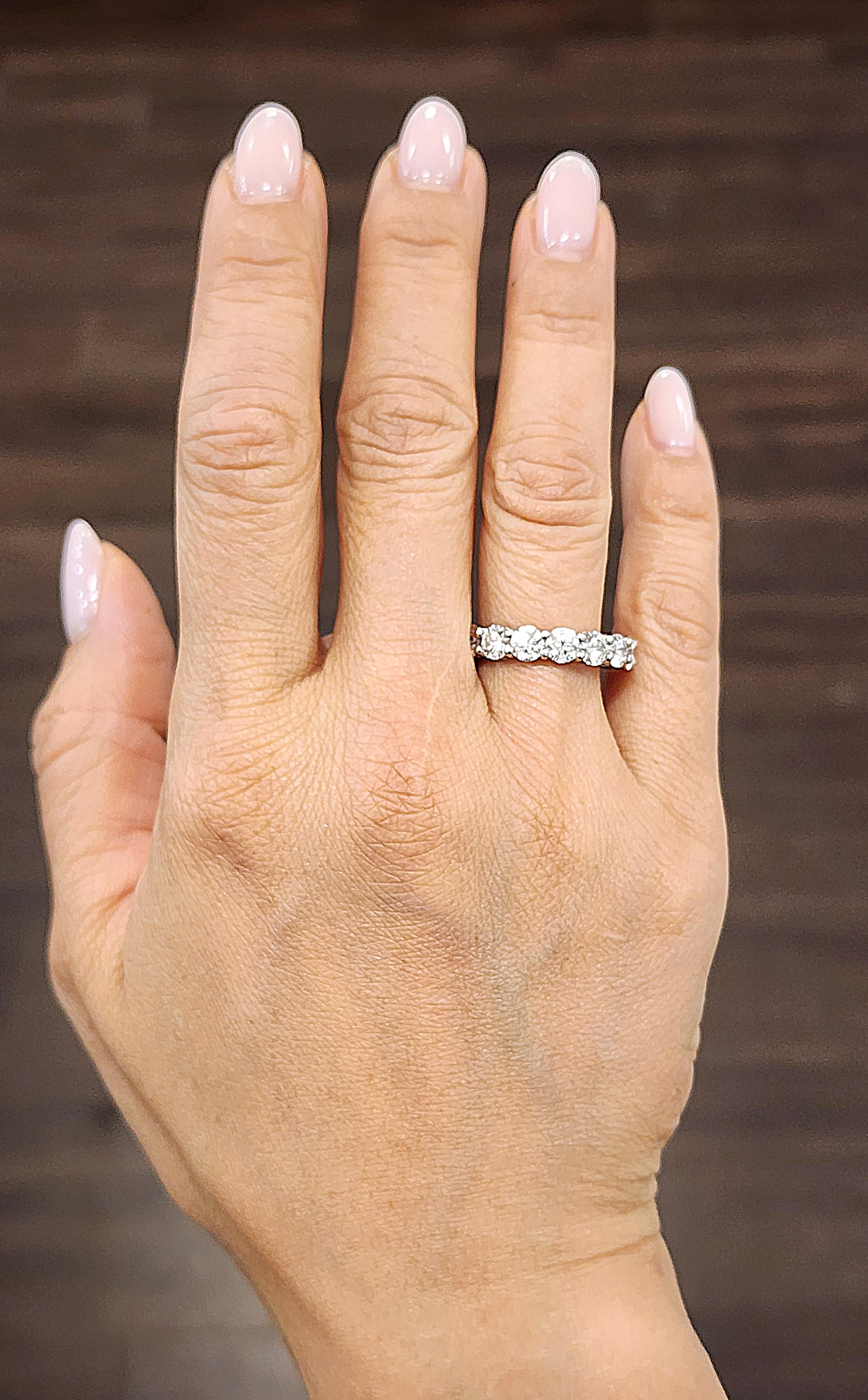 Esta magnífica alianza de diamantes tiene 16 diamantes brillantes redondos engastados en platino. Los diamantes tienen un color F/G y una claridad VS2/SI1. ¡Un anillo precioso para añadir a cualquier armario!