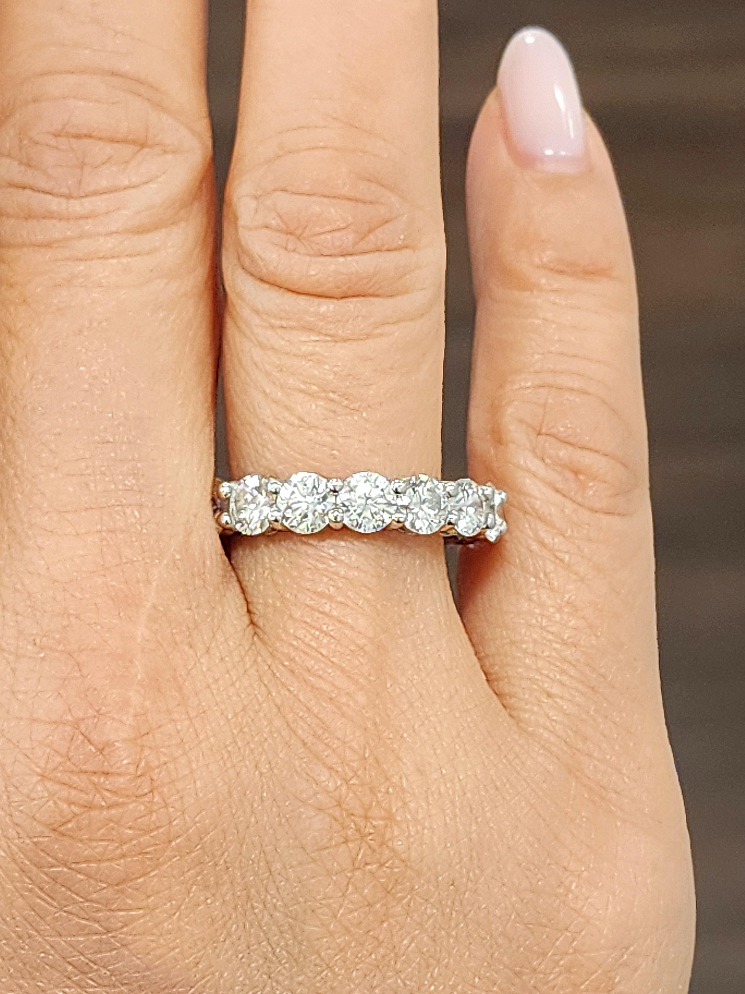 Anillo de Eternidad de Diamantes de 5,21 quilates Corte redondo en venta
