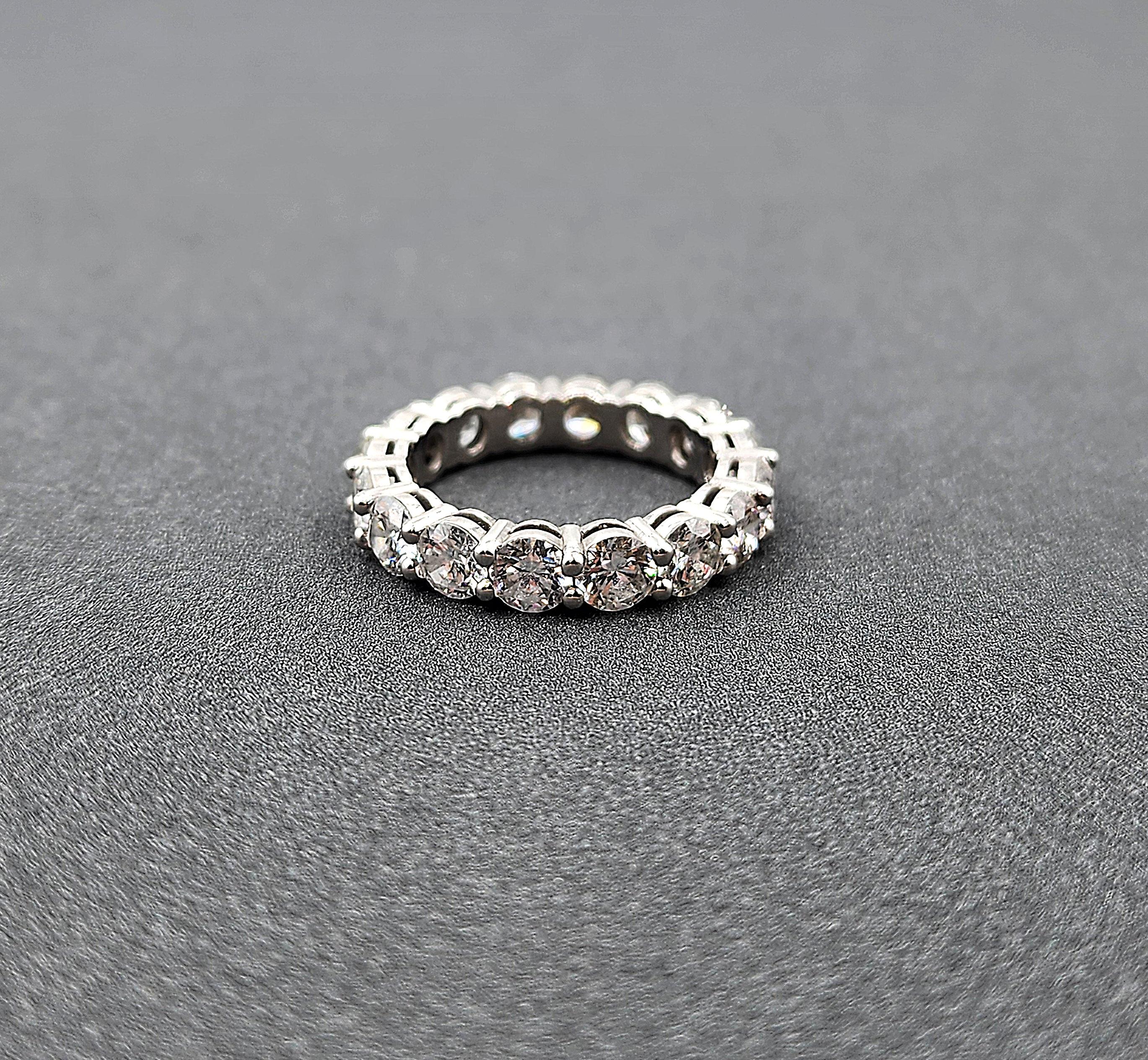 Anillo de Eternidad de Diamantes de 5,21 quilates en venta 3