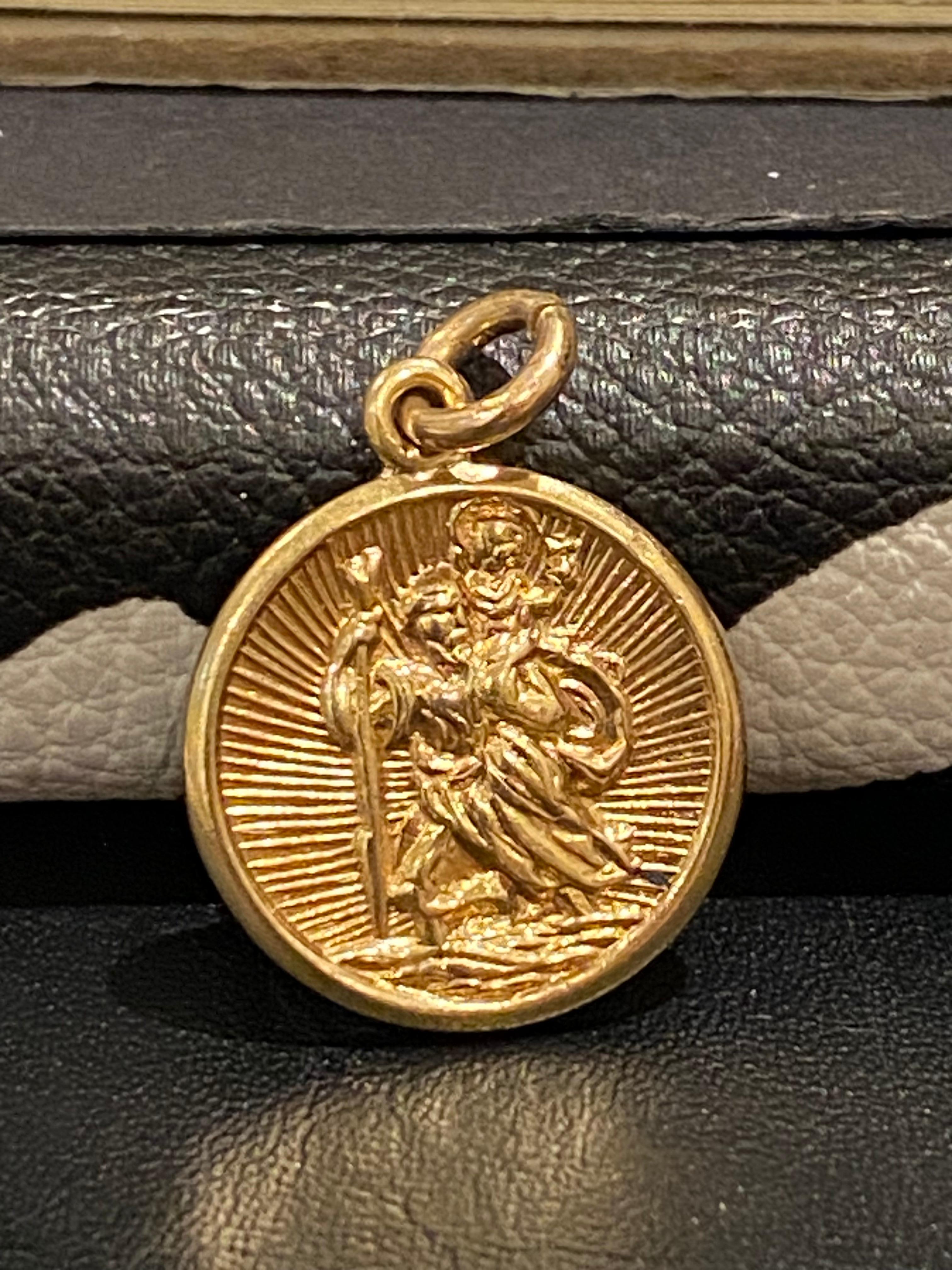 Intricately designed as a coin, 

this exquisite charm is finely embossed

with image of Olympian Poseidon - 

presiding over the sea, storms, earthquakes & horses  

  

Performed in 9K yellow gold & 

exquisitely detailed throughout

 

Bearing