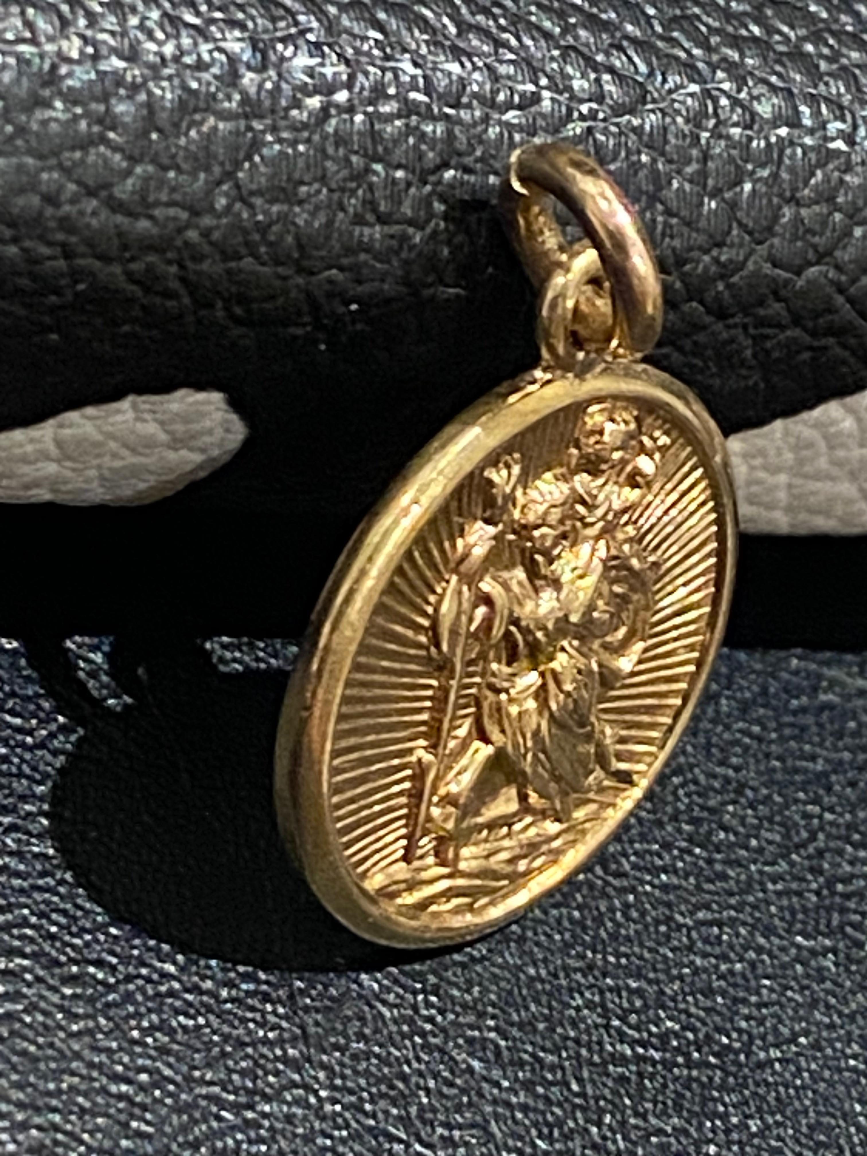 Superb 9K Yellow Gold Vintage Poseidon Olympian Coin Charm. England, c1962. In Excellent Condition For Sale In MELBOURNE, AU