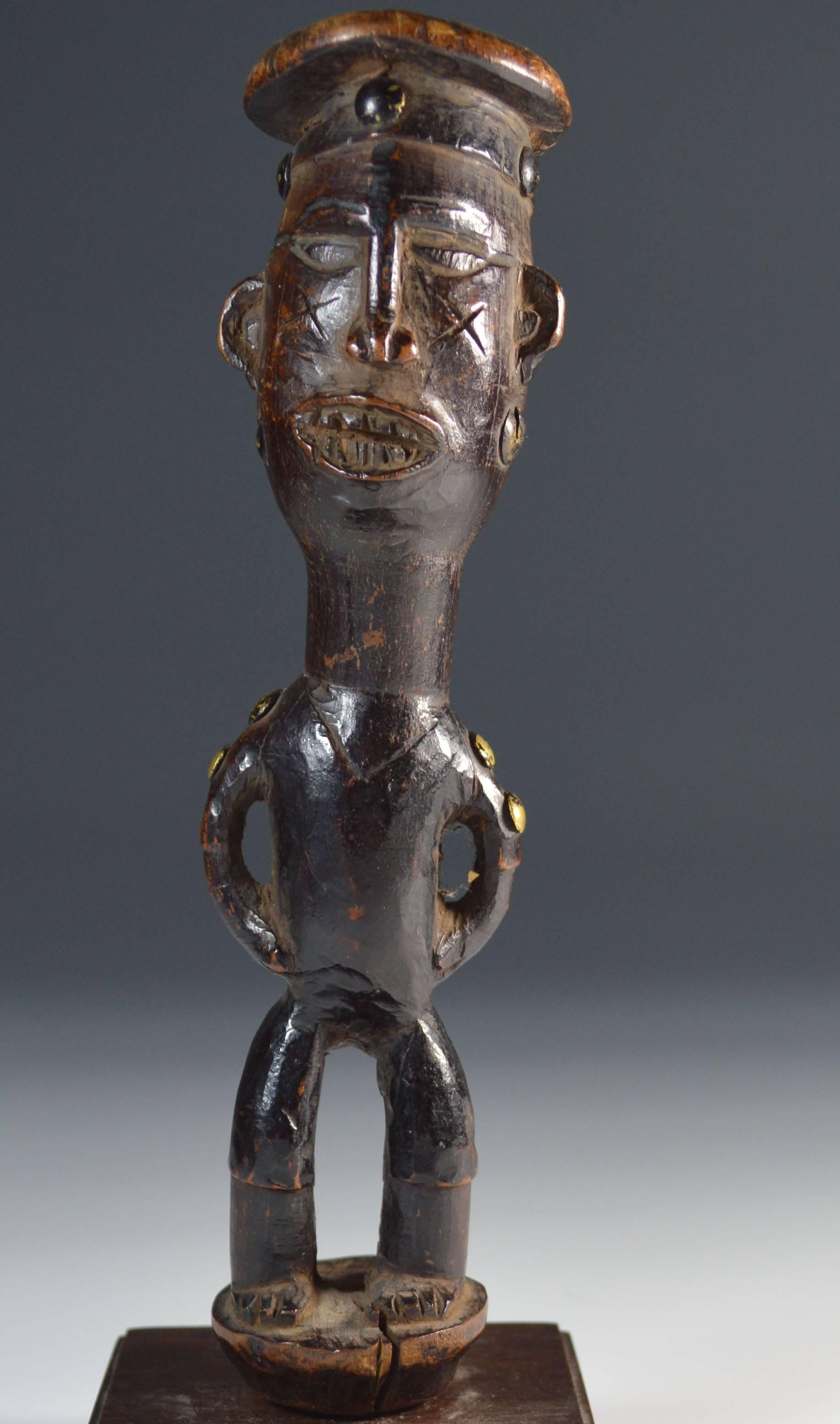 African tribal BaCongo Bakongo colonial staff head
A 19th century BaCongo colonial staff or fly whisk head. Depicting a African caricature of a Colonial captain or Official
Deep matured aged patina
Measures: Height 20 cm, 8 inches.
Provenance: