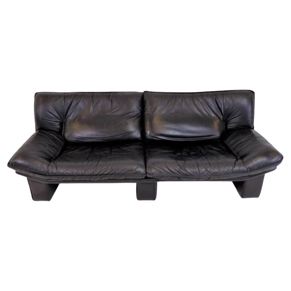 Canapé en cuir italien post-moderne Nicoletti Salotti entièrement noir. Très amusant Magnifique canapé en cuir long pop art. Le dossier et les pieds sont recouverts de cuir. Ce magnifique objet d'époque transformera n'importe quel espace moderne ou