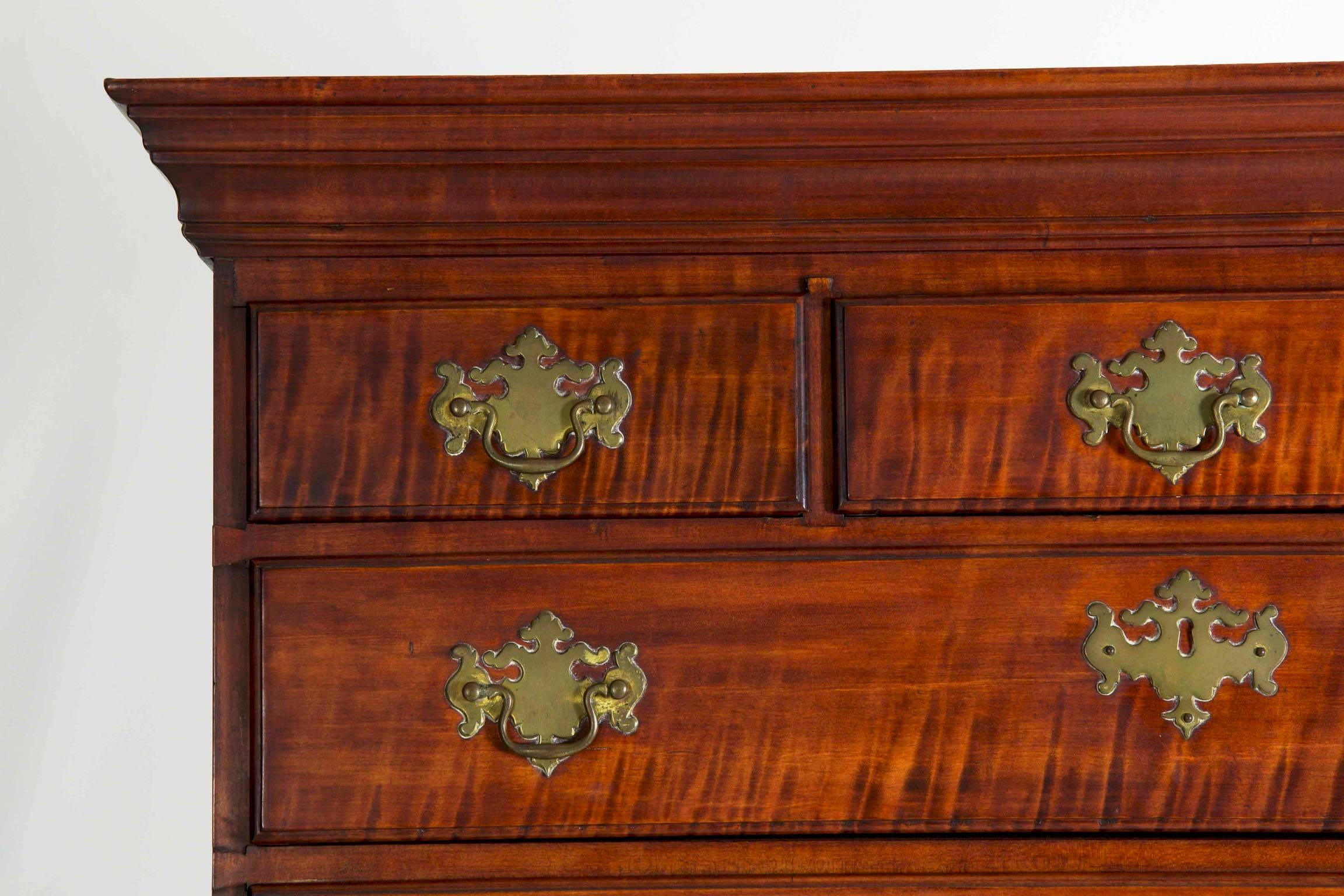 Superb American Queen Anne Curly Maple Highboy Chest of Drawers, circa 1760-1780 In Excellent Condition In Shippensburg, PA