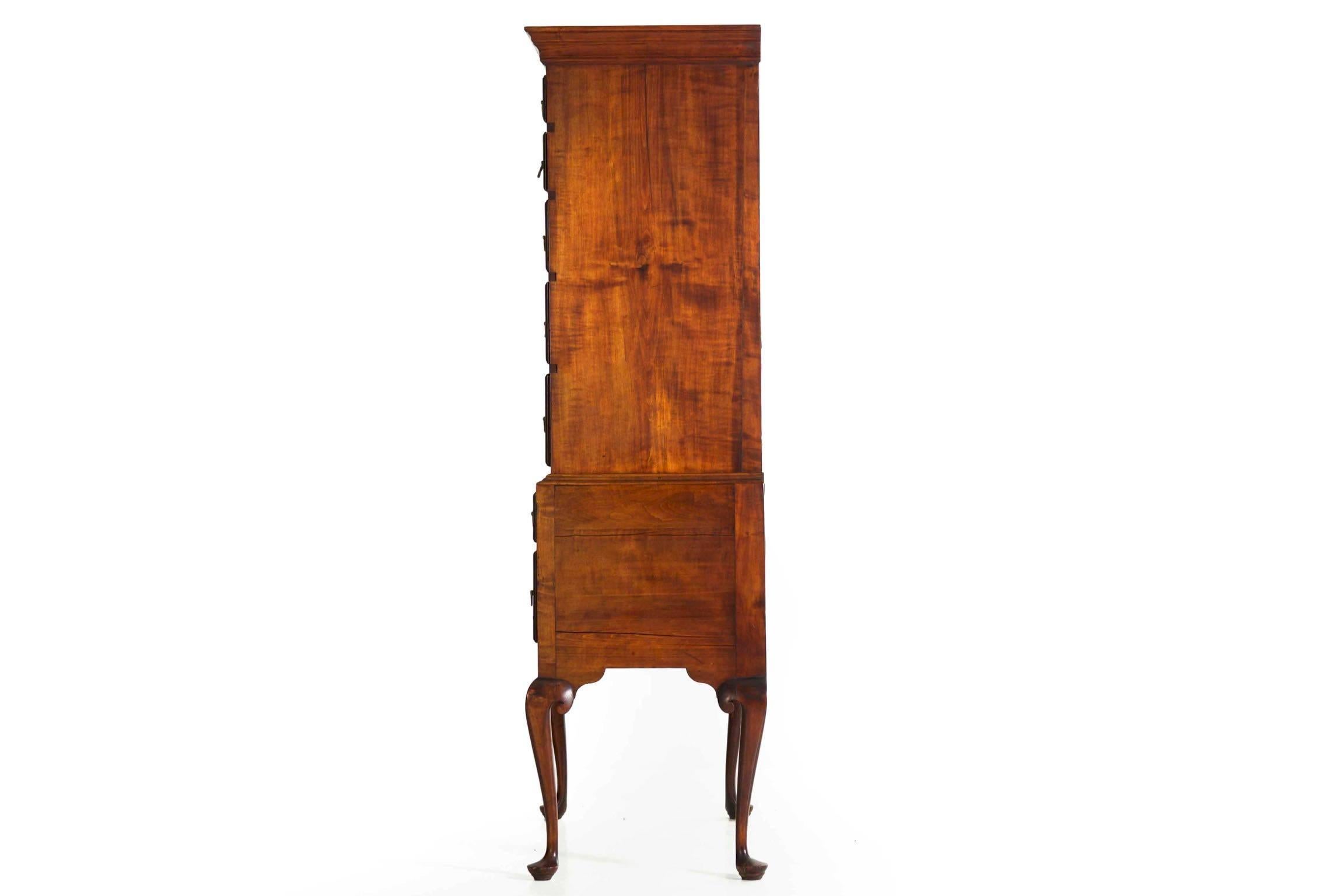Superb American Queen Anne Curly Maple Highboy Chest of Drawers, circa 1760-1780 3