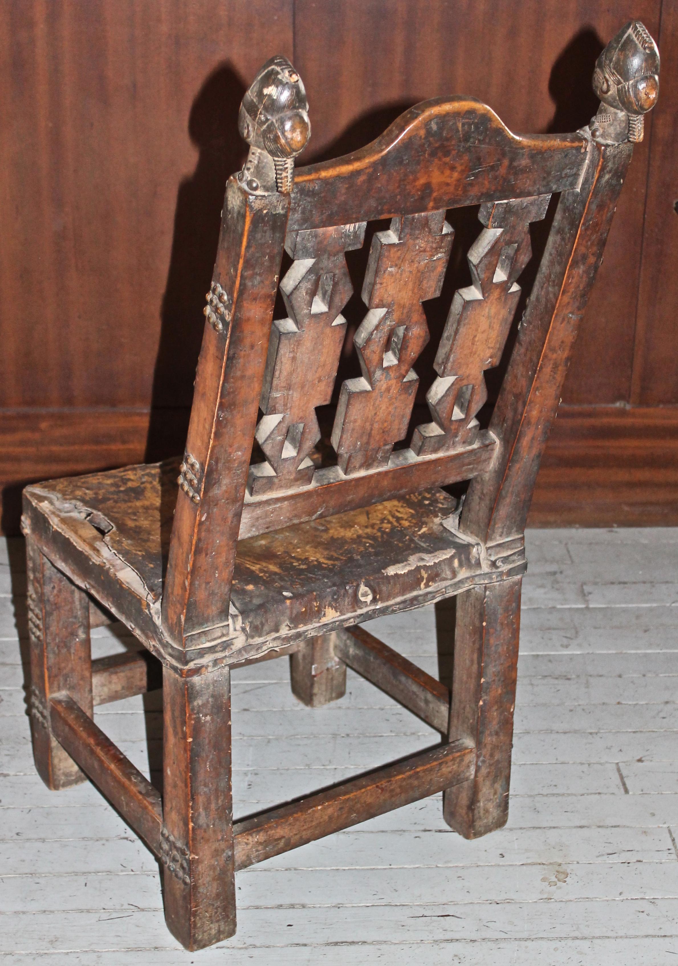 Baule-Stuhl aus dem 19. Jahrhundert an der elfenbeinfarbenen Küste (Stammeskunst) im Angebot