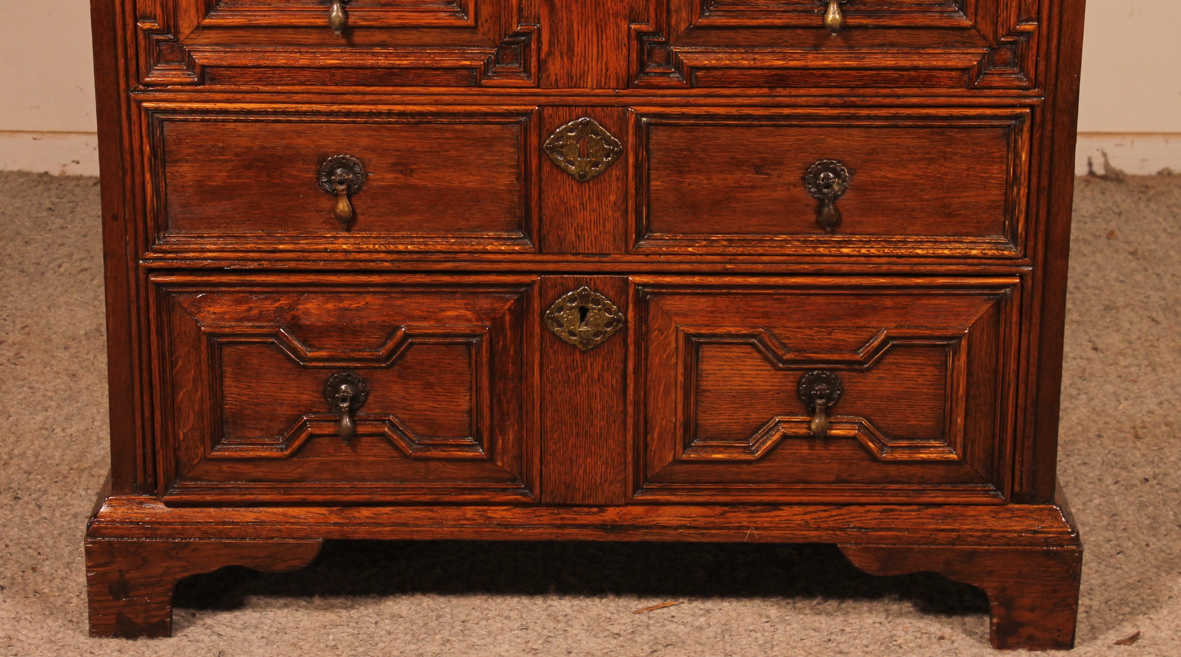 Superb and rare jacobean chest of drawers from the 17th century from England
small model composed of 4 drawers with very beautiful moldings with geometric shapes typical of Jacobean furniture.
It has entrances called drop handles typical of this