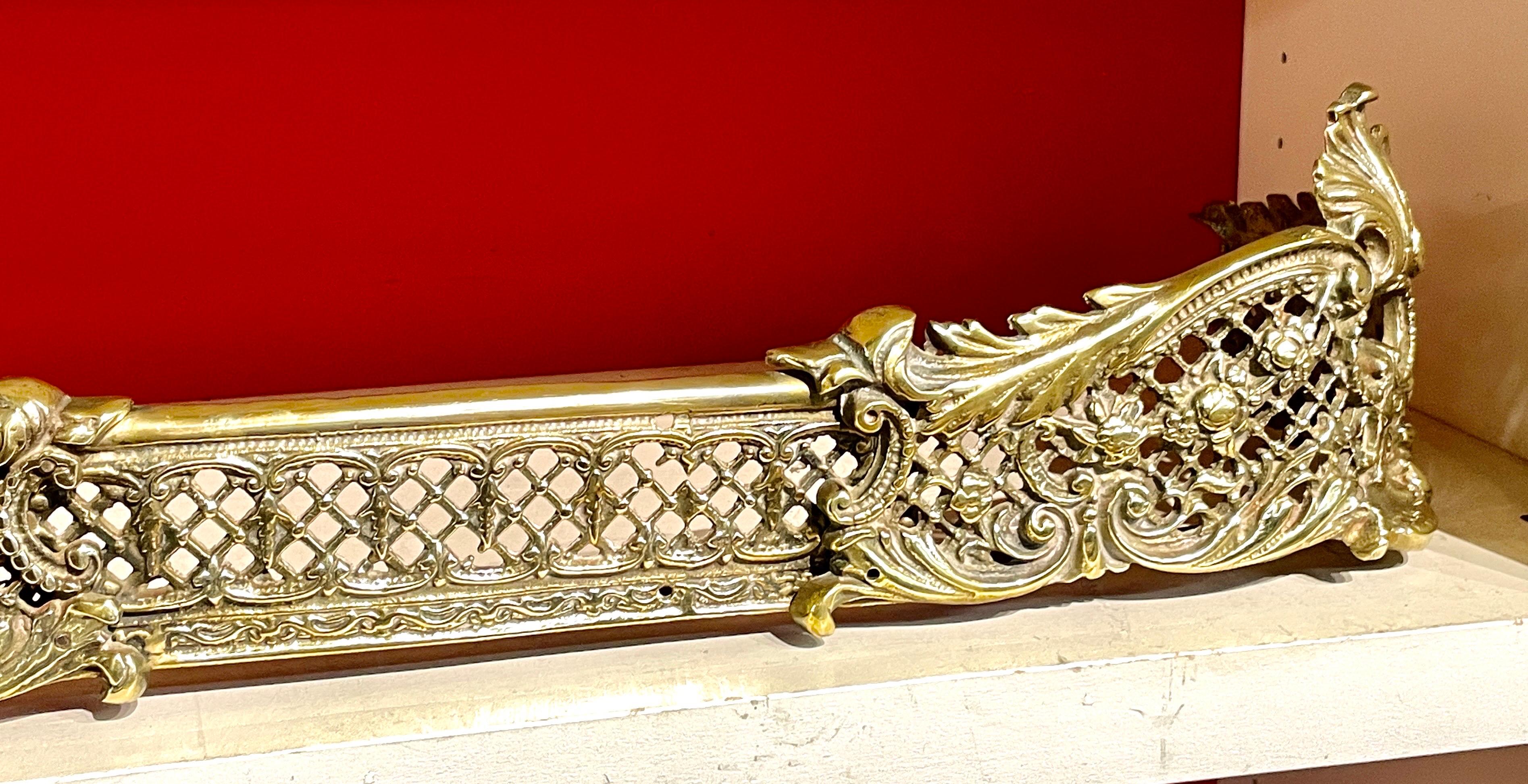Superb Antique 19th C. French Cast Brass Rococo Style Fireplace Fender In Good Condition For Sale In Charleston, SC