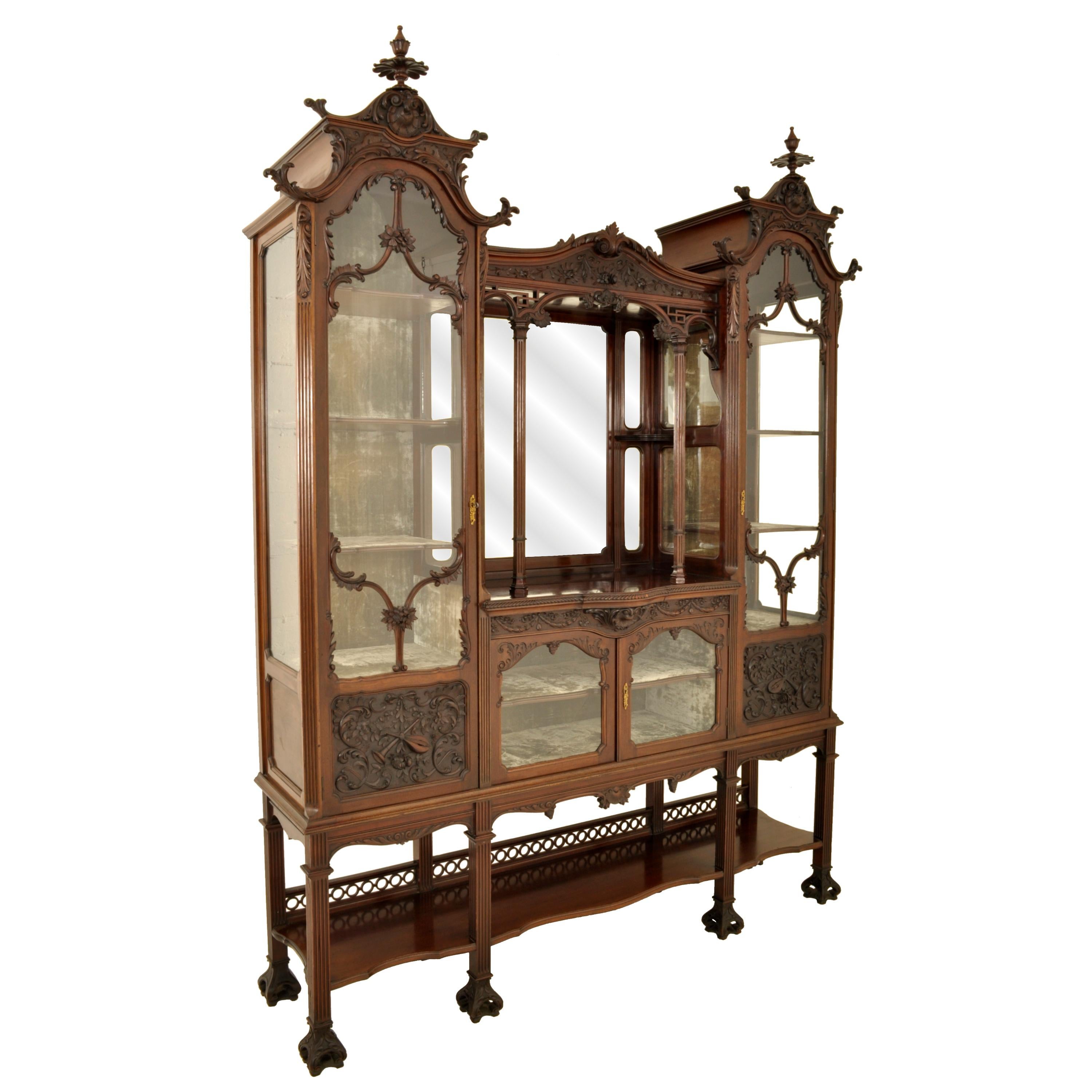 A rare & superb quality antique 19th century Chinese Chippendale, Centenial, carved mahogany display cabinet, attributed to Gillows of Lancaster, circa 1880.
The cabinet made from the finest mahogany and having twin domed and ornately carved tops,