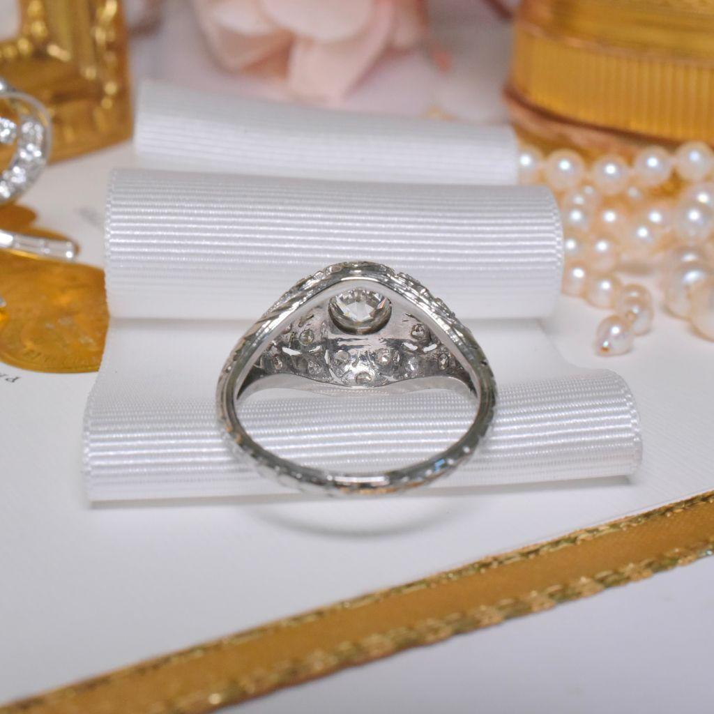 Superbe bague Art déco ancienne en platine et diamants 0,92 carat en vente 3
