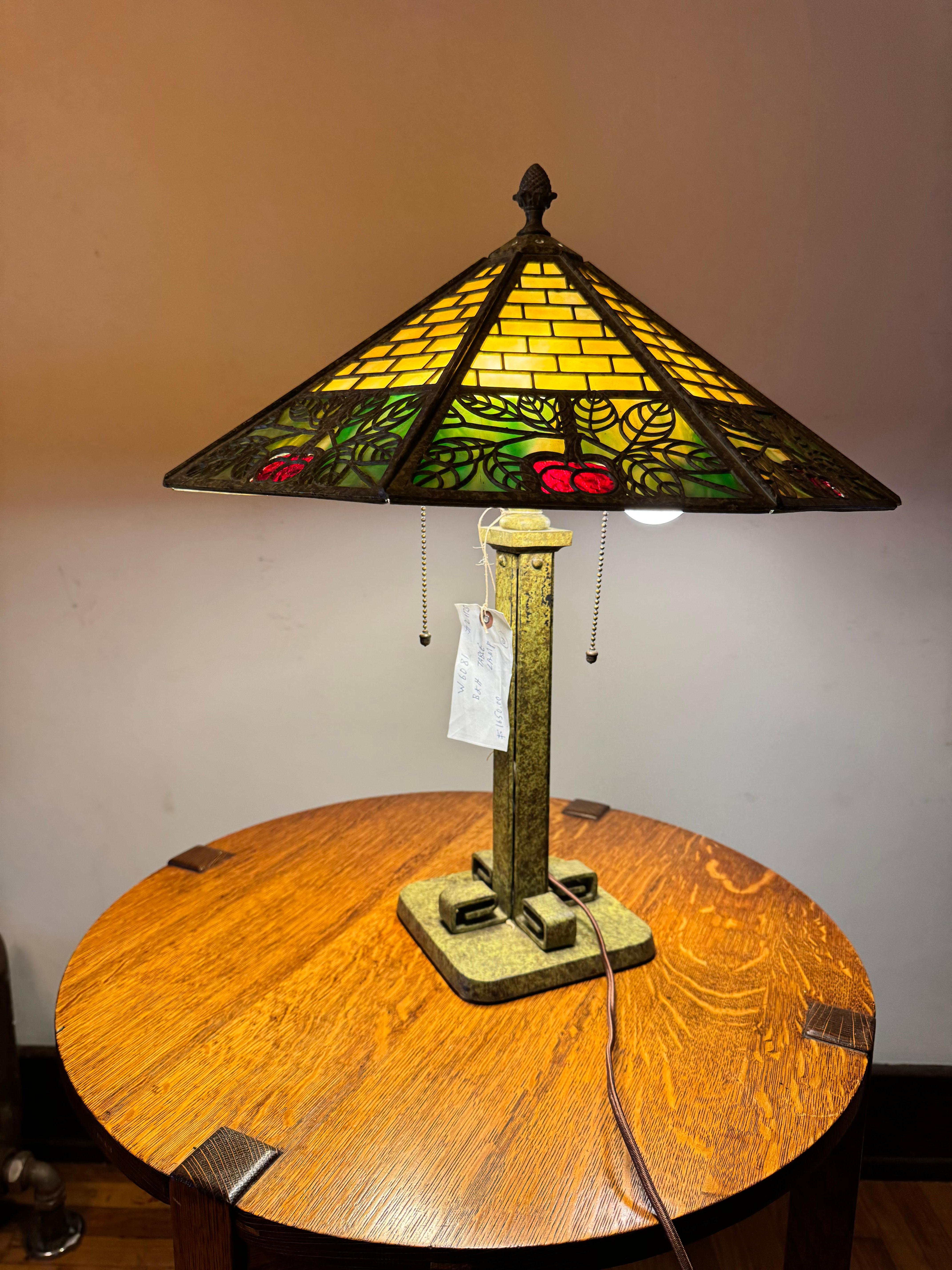 SUPERBELLA lampada da tavolo antica Arts & Crafts di B&H (Bradley & Hubbard)

Questa è una bellissima lampada da tavolo antica realizzata da Bradley & Hubbard nei primi anni del 1900. Presenta uno splendido paralume in vetro piombato (vedi foto).
