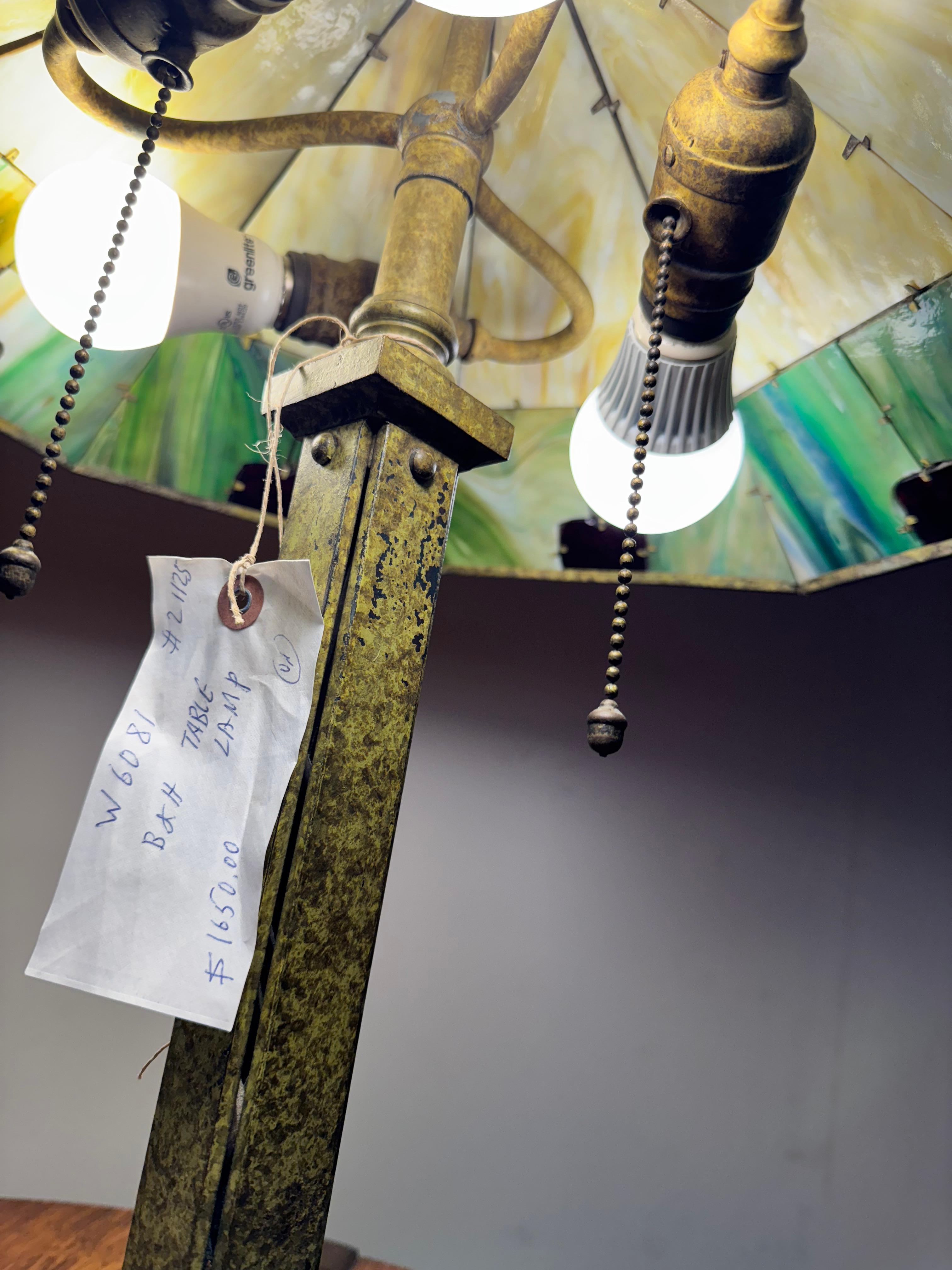 Ferro SUPERB Lampada da tavolo Arte Antiques da B&H  stickley era- W6081 in vendita