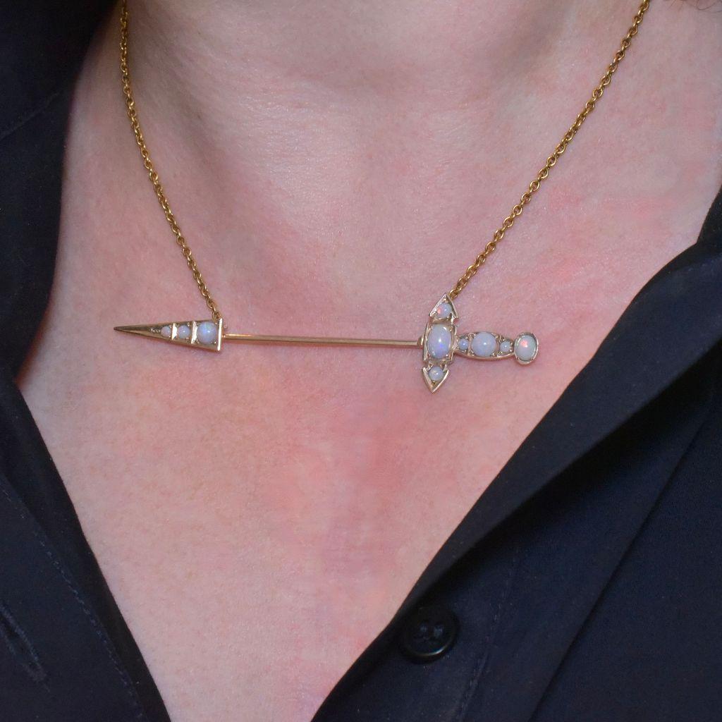 Riteniamo che questa collana con ciondolo sia nata come una tipica spilla Jabot con una catenina a tracolla, ma che a un certo punto le sia stata applicata una lunga catena che le ha permesso di essere indossata come il superbo pezzo che vedi