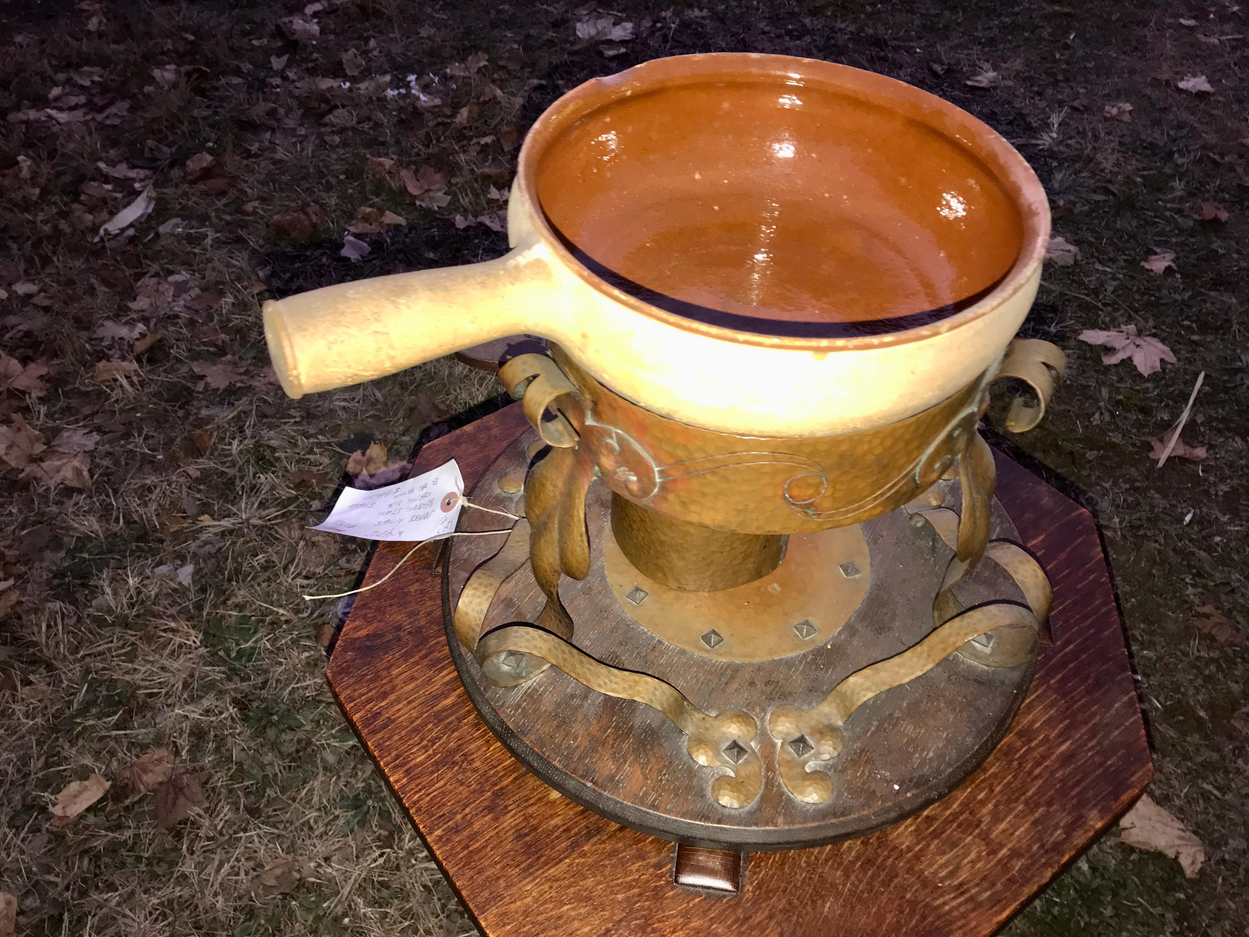 Il s'agit d'un ancien Robert Benedict Studio (il a travaillé avec Gustav Stickley et Roycroft) Chafing Dish vers 1900 en bon état avec une belle patine d'origine.

W4818