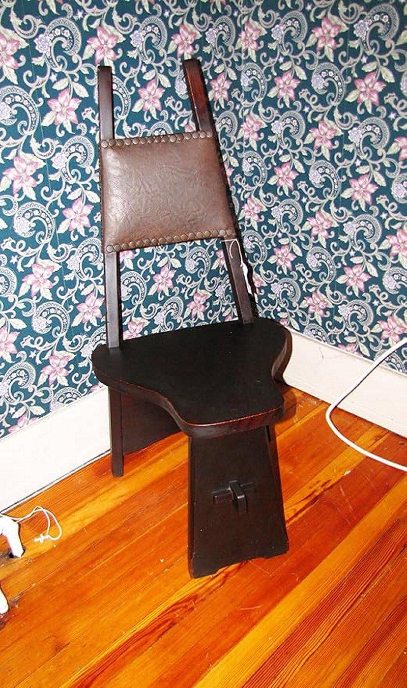 Il s'agit d'une SUPERBE Chaise de Salle Charles Limbert Ancienne en excellent état. Fabriquée au début des années 1900, cette chaise est complète et ne présente aucune réparation ou pièce remplacée.  Il est en excellent état avec la finition